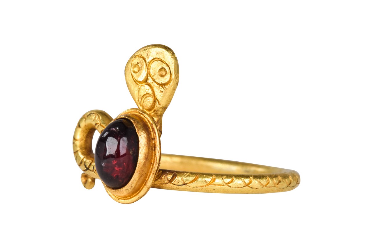 ROMANO-EGYPTIAN RING WITH GARNET - Image 2 of 6