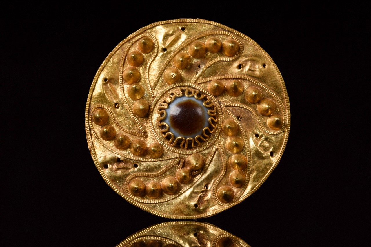 HELLENISTIC GOLD BROOCH WITH AGATE EYE