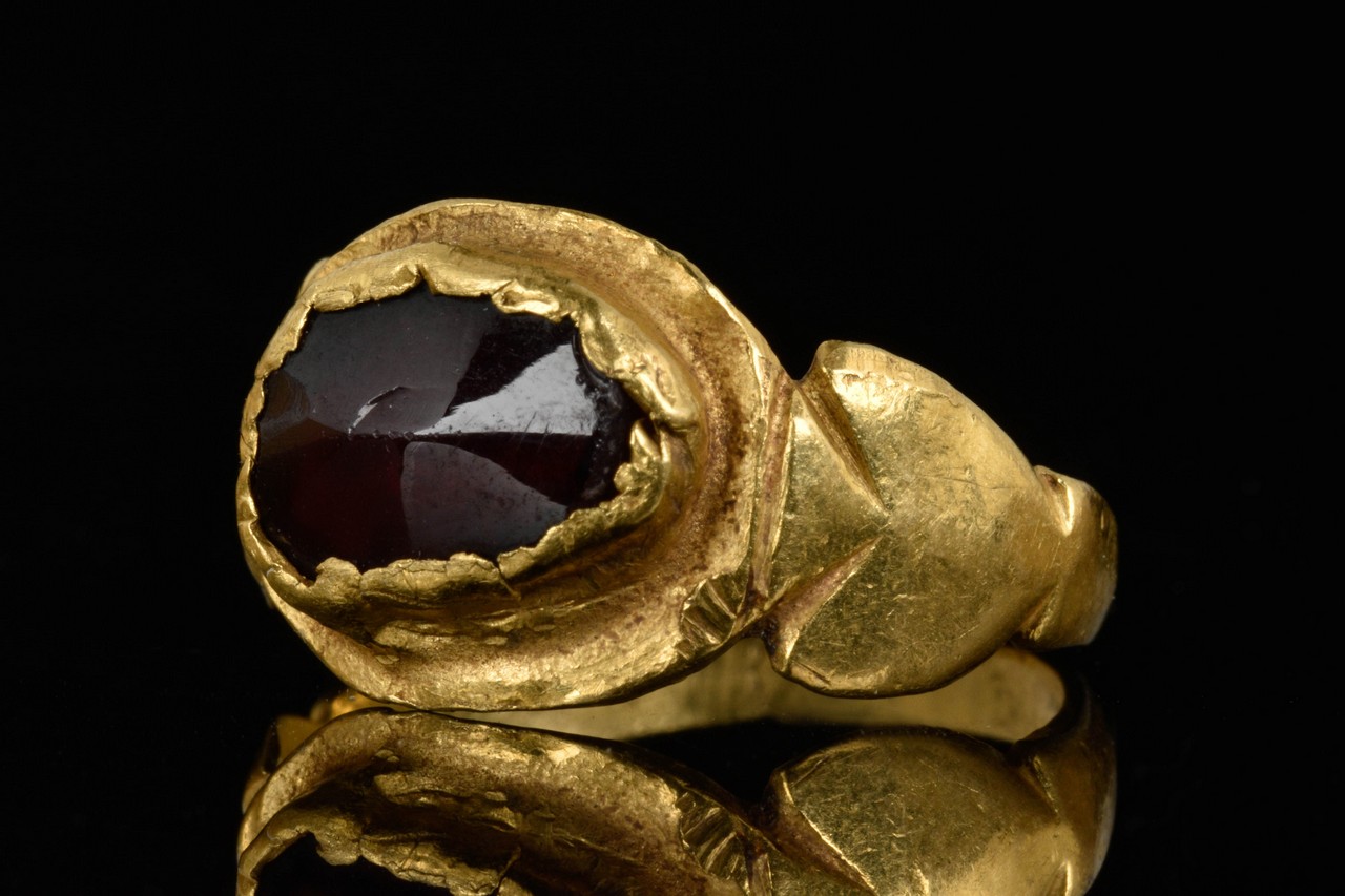 ROMAN GOLD FINGER RING WITH CABOCHON GARNET - Image 2 of 6