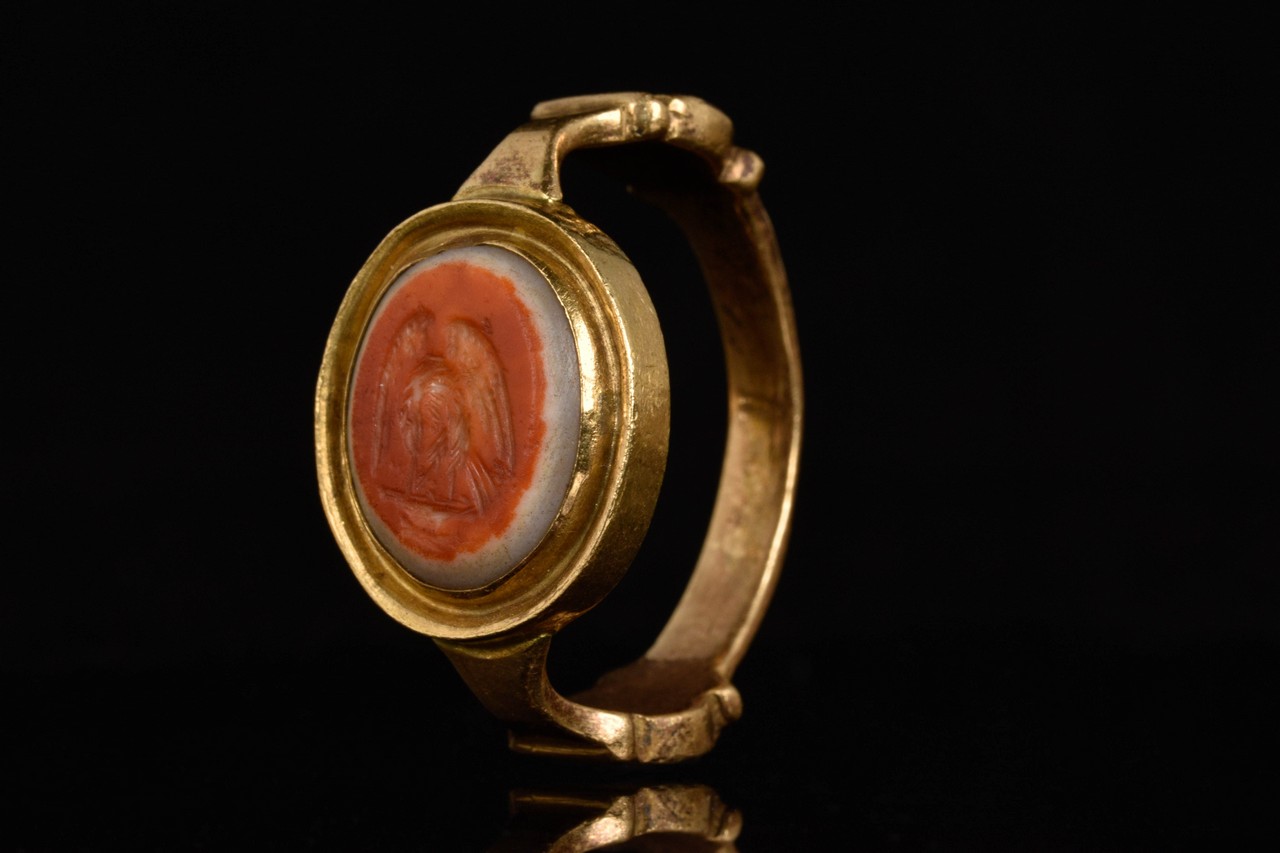 ROMAN EAGLE BANDED AGATE GOLD RING - Image 2 of 7