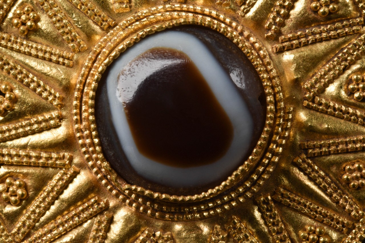 HELLENISTIC GOLD BROOCH WITH AGATE EYE - Image 4 of 5