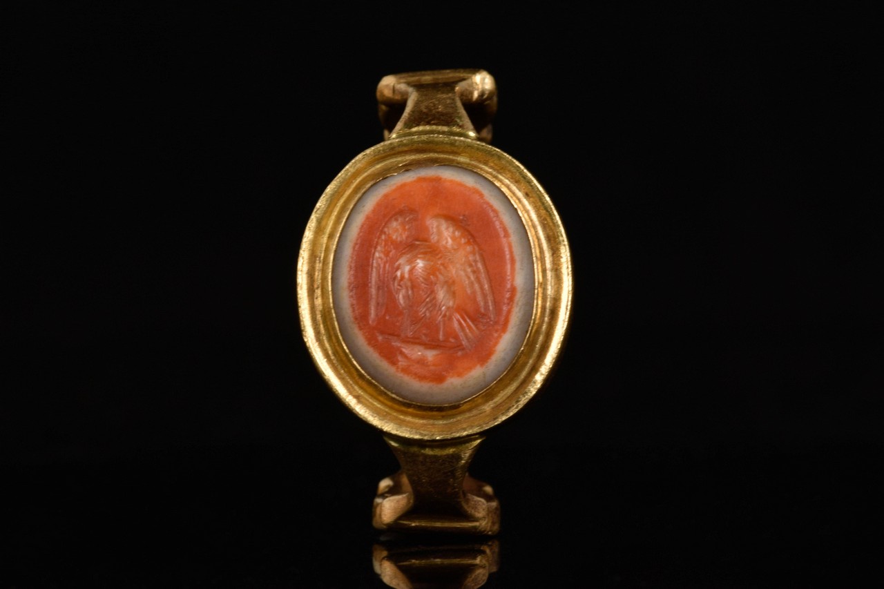 ROMAN EAGLE BANDED AGATE GOLD RING - Image 3 of 7