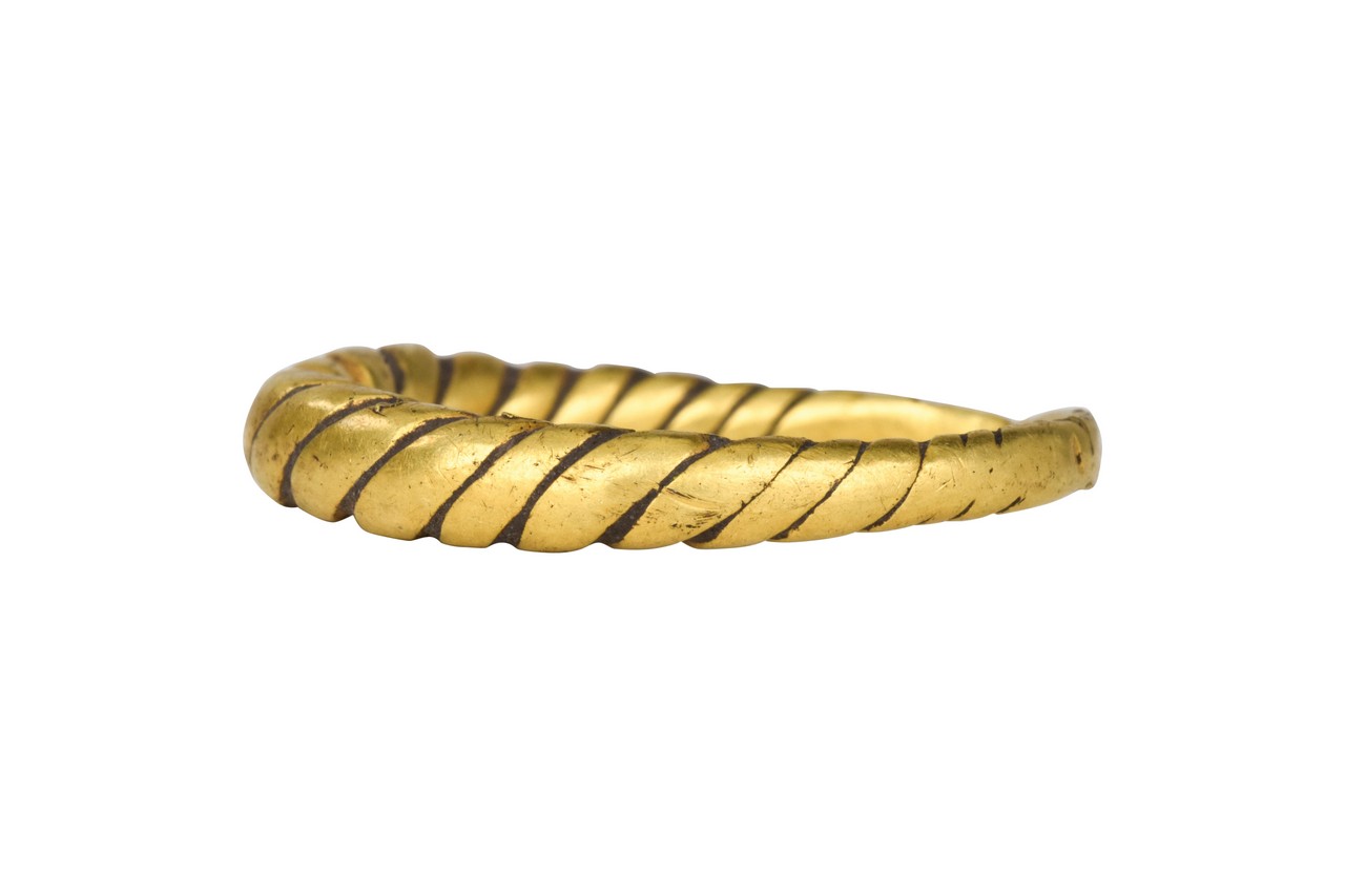 VIKING GOLD TWISTED RING - Image 4 of 6