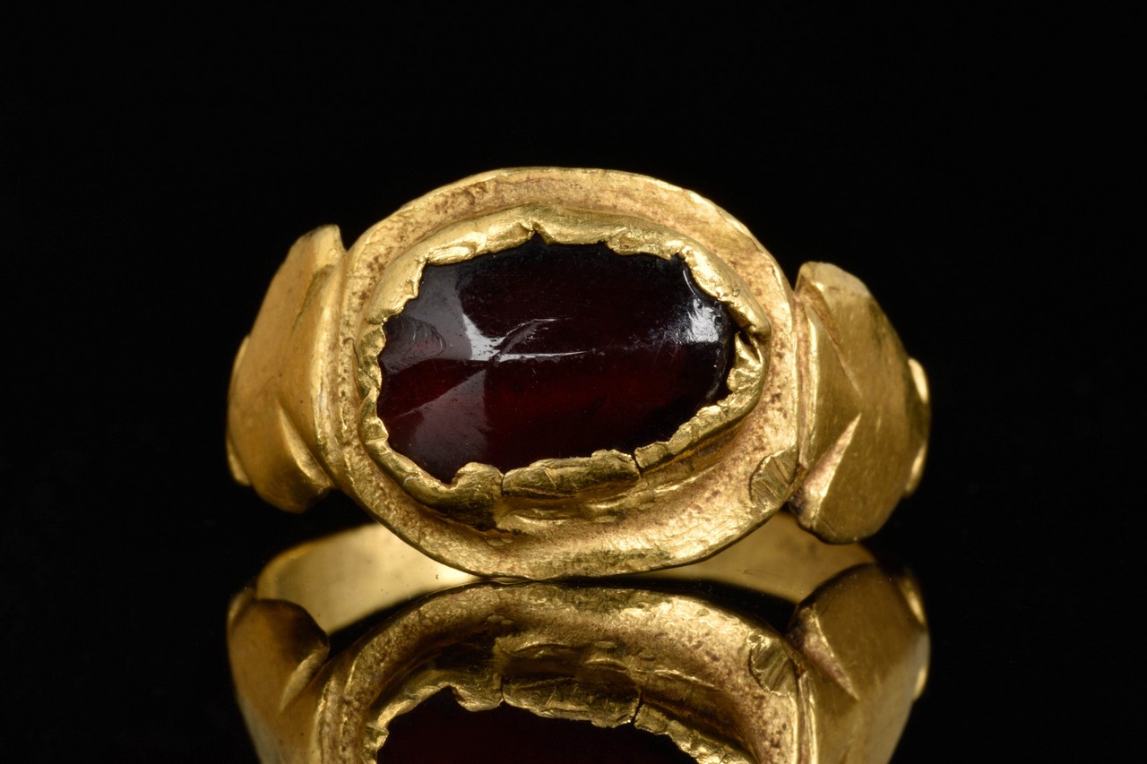 ROMAN GOLD FINGER RING WITH CABOCHON GARNET - Image 3 of 6