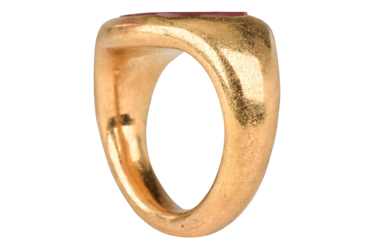 ROMAN GOLD RING WITH GOAT CARNELIAN INTAGLIO - Image 6 of 7