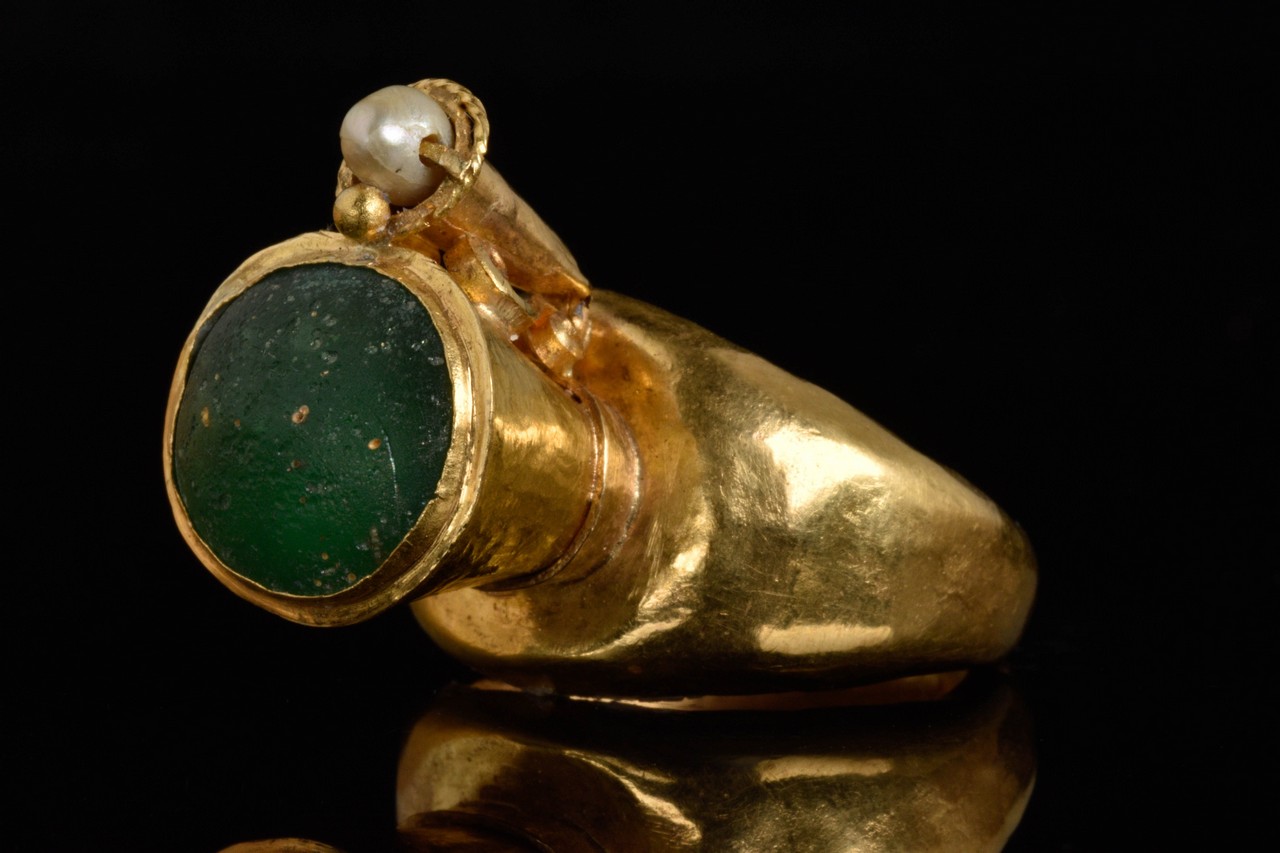 BYZANTINE RELIGIOUS GOLD SIGNET RING - Image 2 of 6