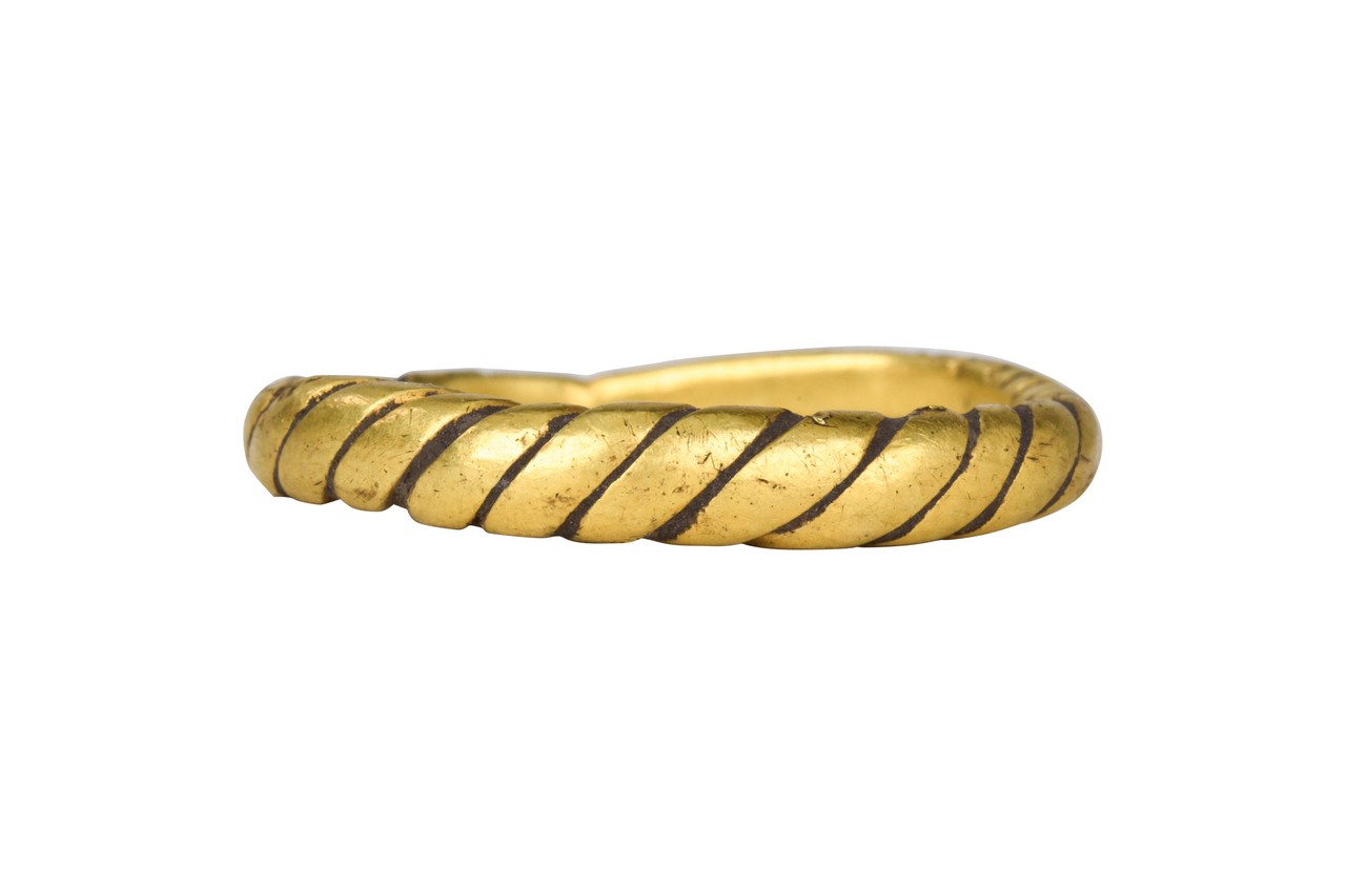 VIKING GOLD TWISTED RING - Image 3 of 6