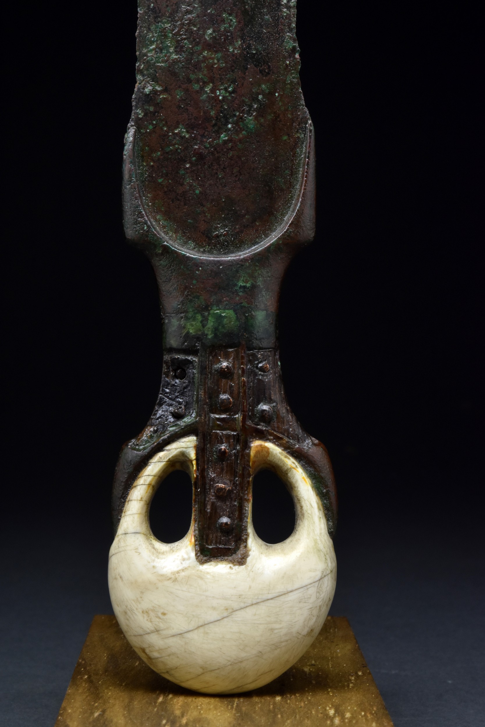 AN EGYPTIAN BRONZE DAGGER WITH HIPPOPOTAMUS TOOTH POMMEL - WITH REPORT - Image 3 of 6