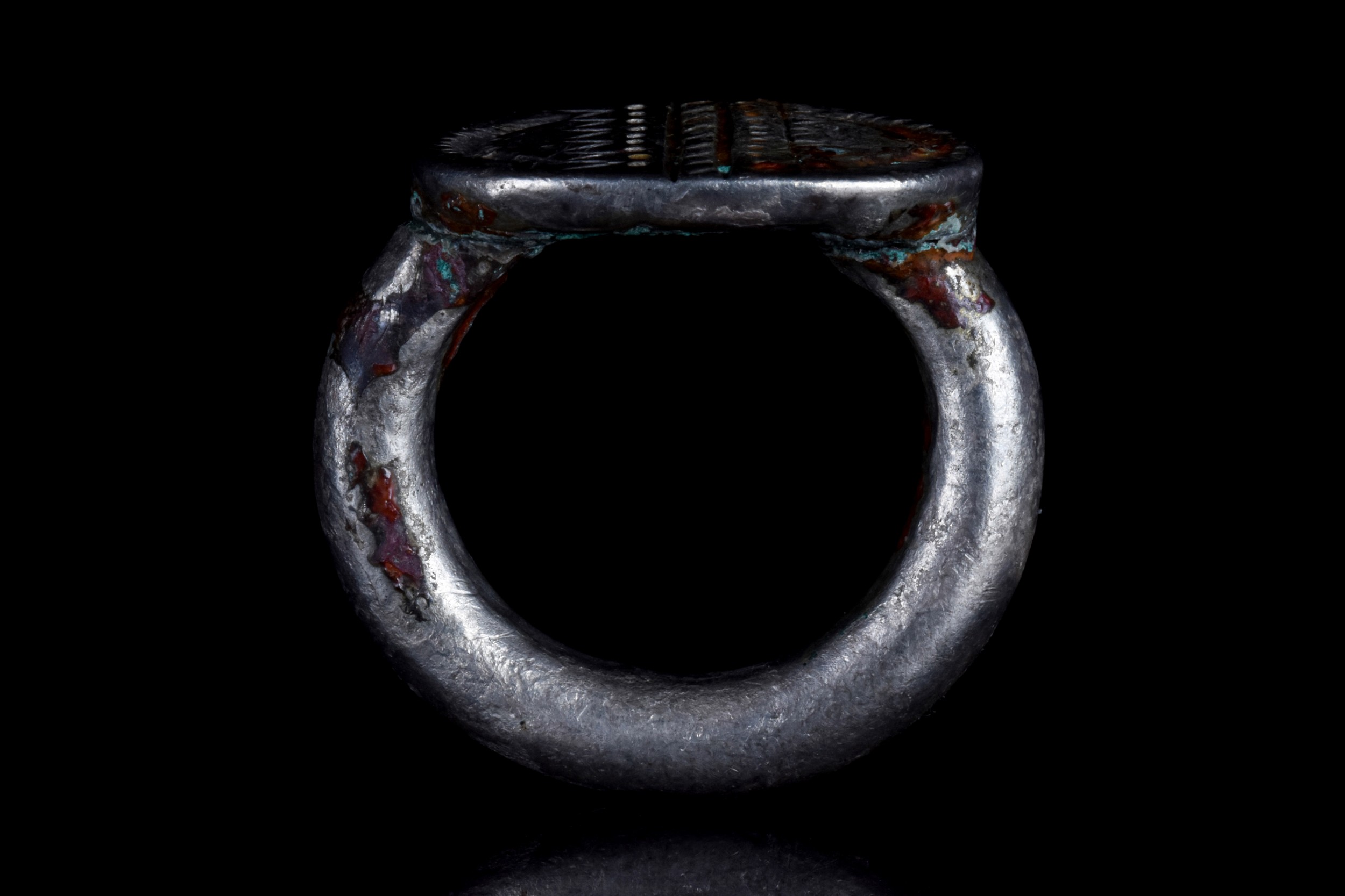 PHOENICIAN SILVER SIGNET RING WITH DECORATION - Image 6 of 6