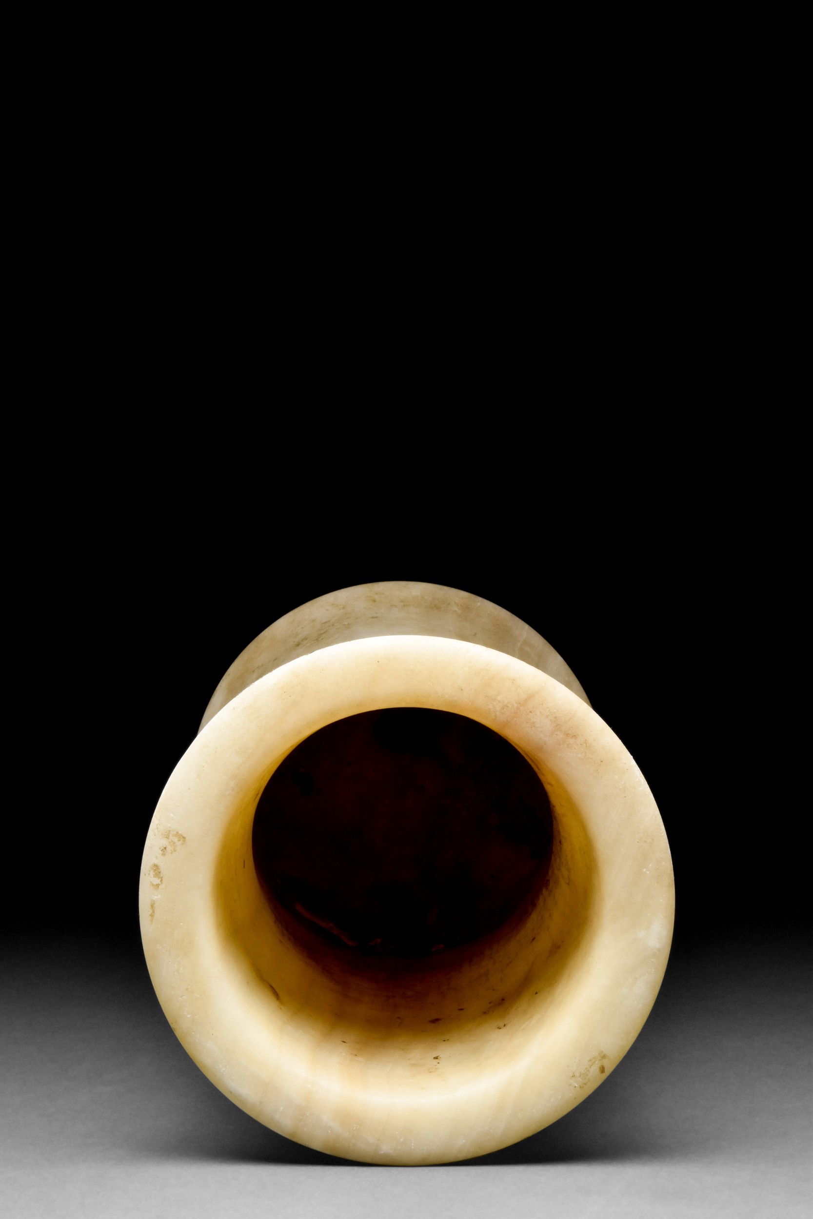 AN EGYPTIAN ALABASTER JAR - Image 2 of 4