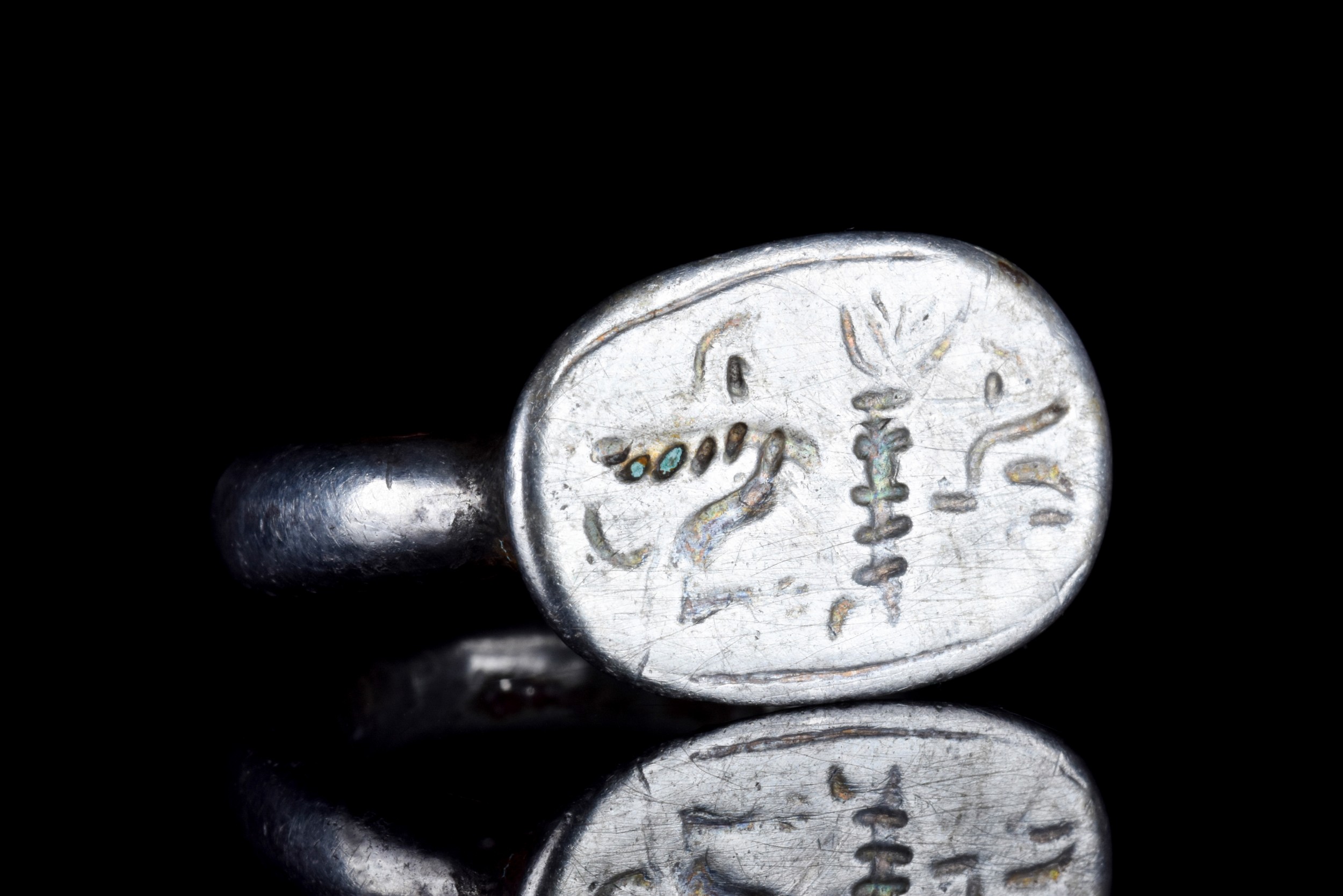 PHOENICIAN SILVER SIGNET RING WITH SPHINX - Image 2 of 6