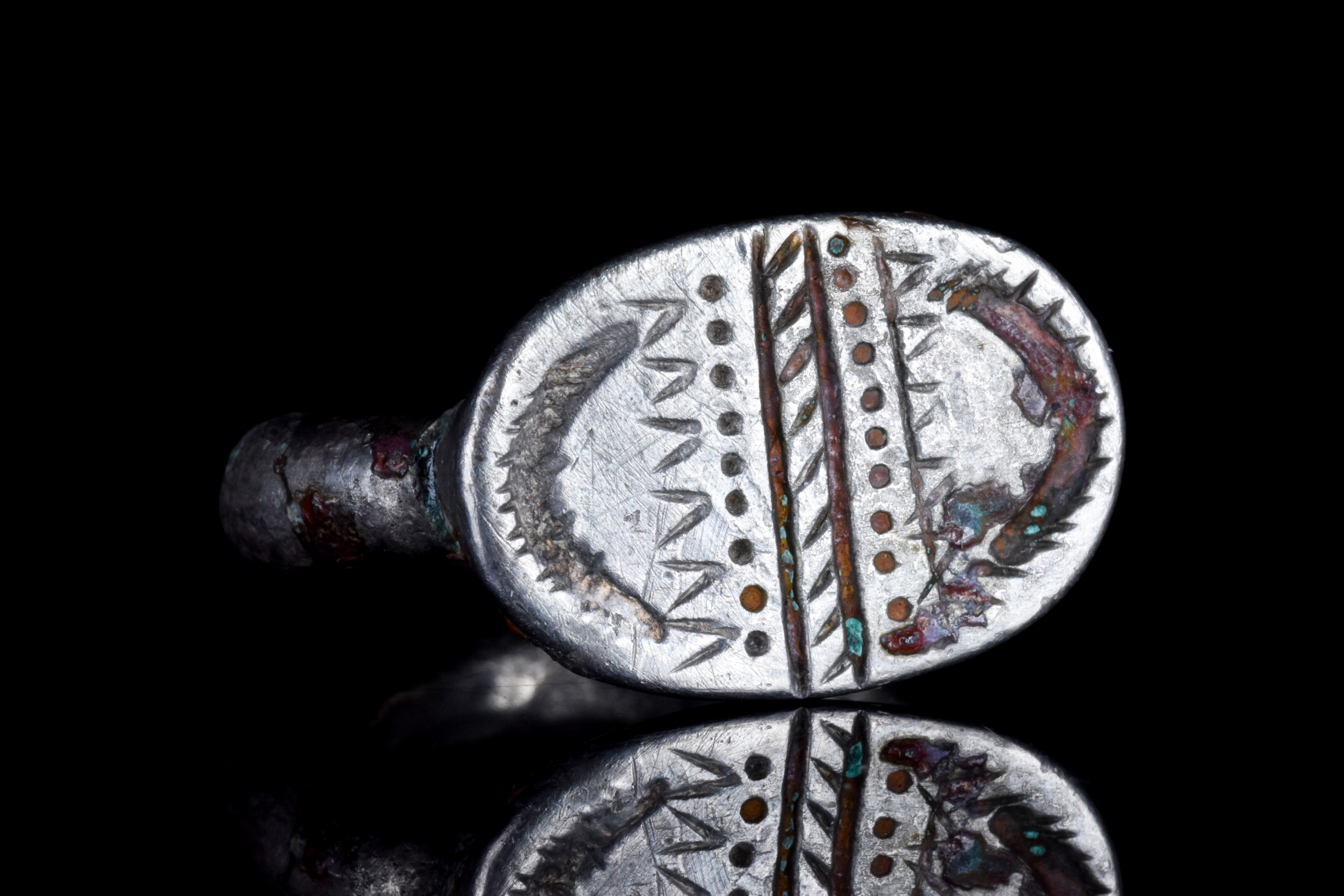 PHOENICIAN SILVER SIGNET RING WITH DECORATION - Image 2 of 6