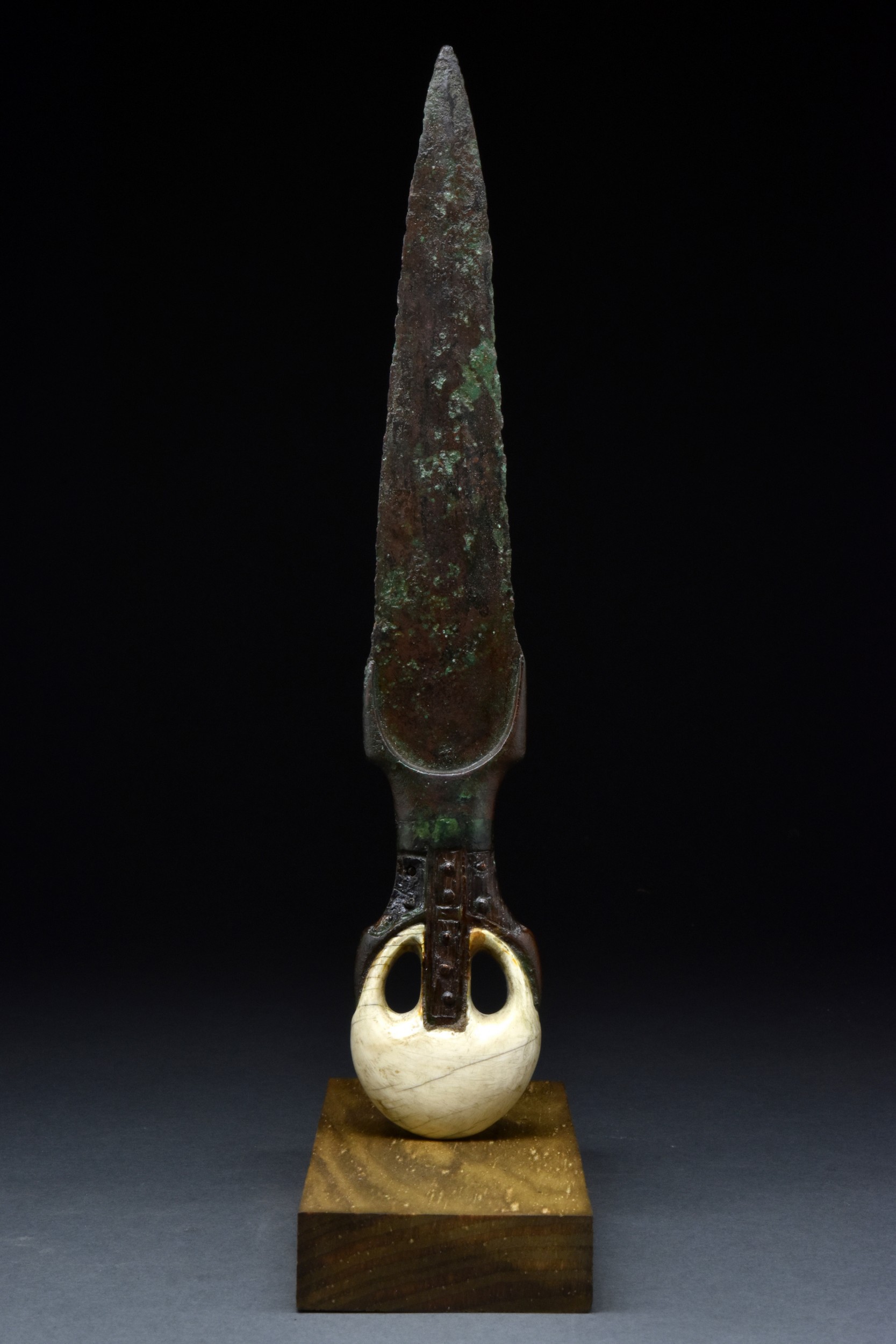 AN EGYPTIAN BRONZE DAGGER WITH HIPPOPOTAMUS TOOTH POMMEL - WITH REPORT - Image 2 of 6