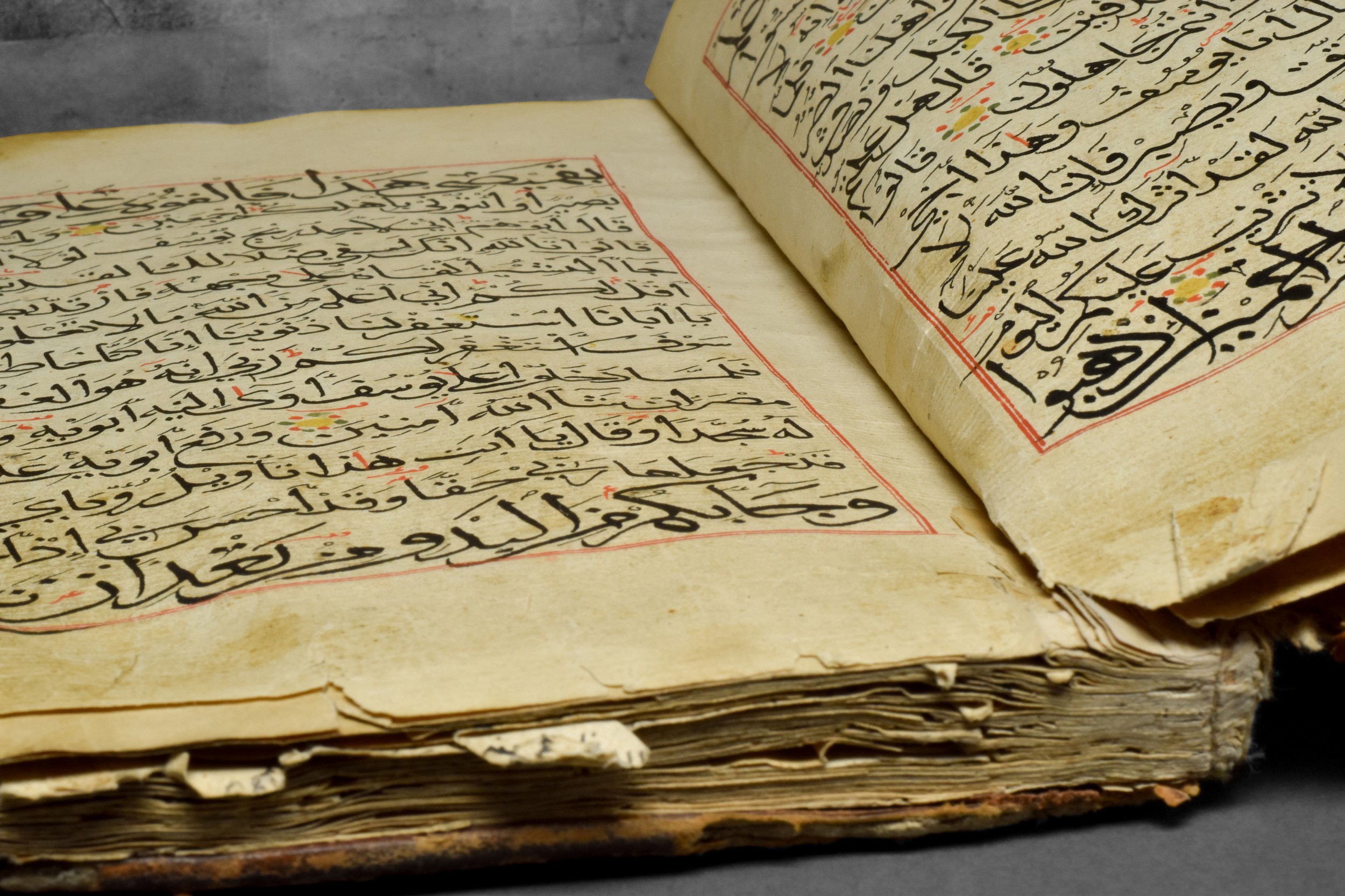 MULTIPLE SECTIONS OF AN 18TH CENTURY QURAN - Image 3 of 4