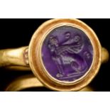 ROMAN GOLD RING WITH AMETHYST INTAGLIO DEPICTING SPHINX