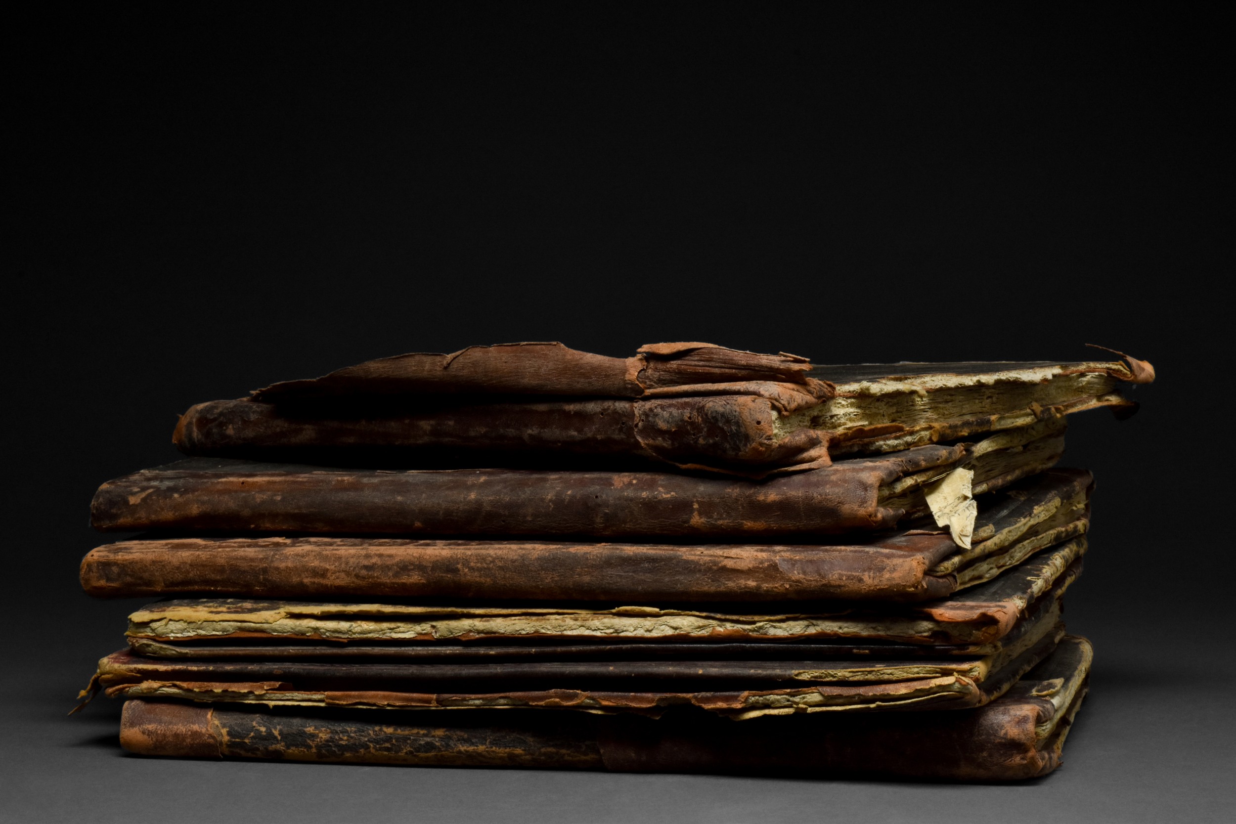 MULTIPLE SECTIONS OF AN 18TH CENTURY QURAN - Image 2 of 4