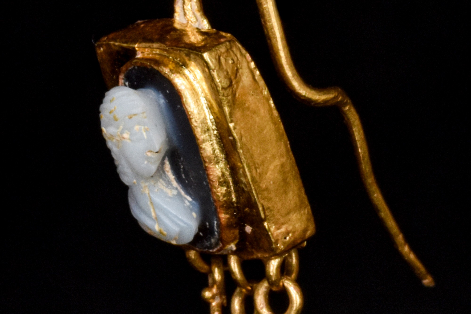 ROMAN GOLD EARRINGS WITH CAMEO PORTRAITS AND DANGLING BEADS - Bild 5 aus 6