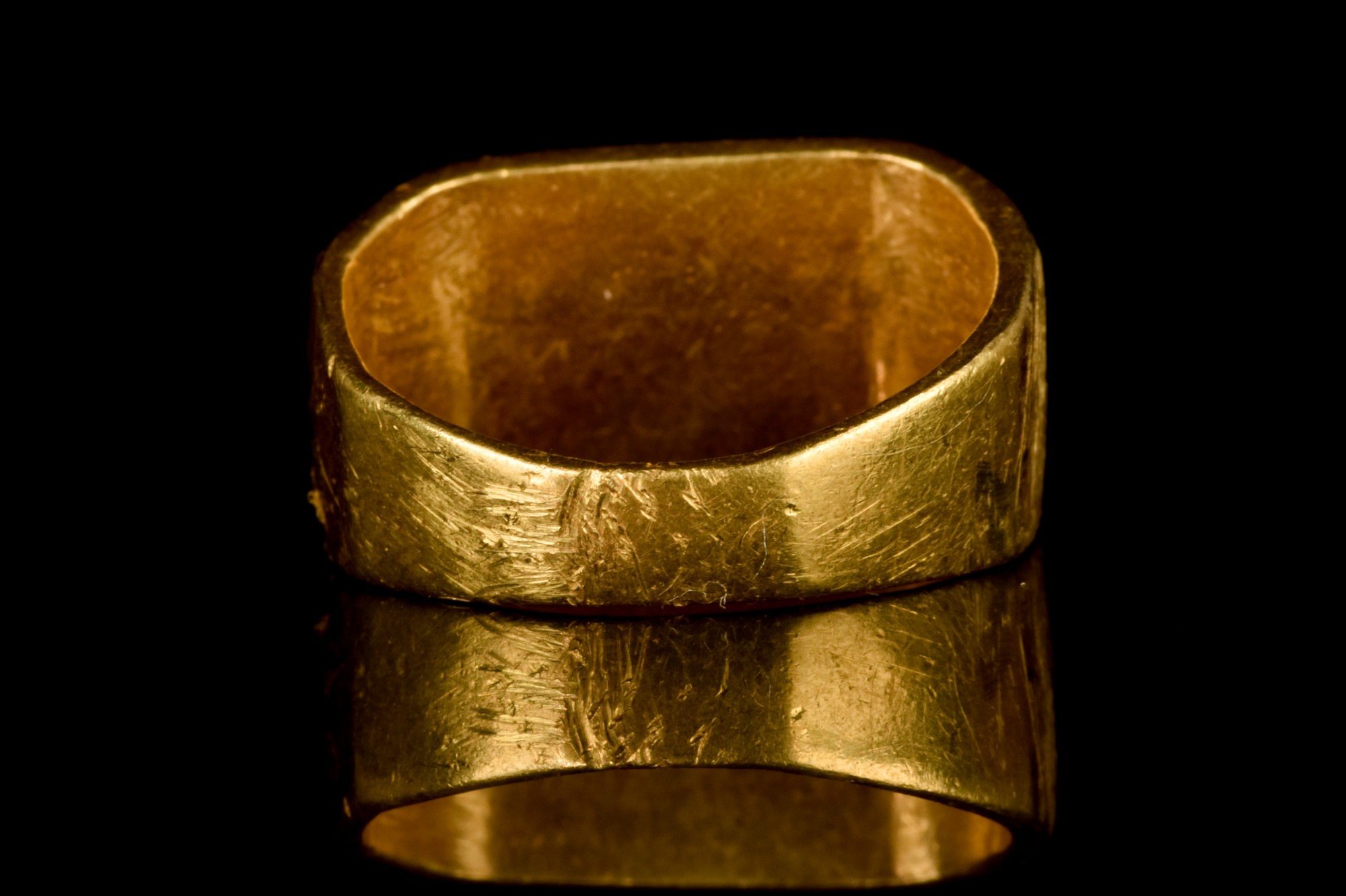 BYZANTINE GOLD MARRIAGE RING WITH OMONIA INSCRIPTION - Image 5 of 6