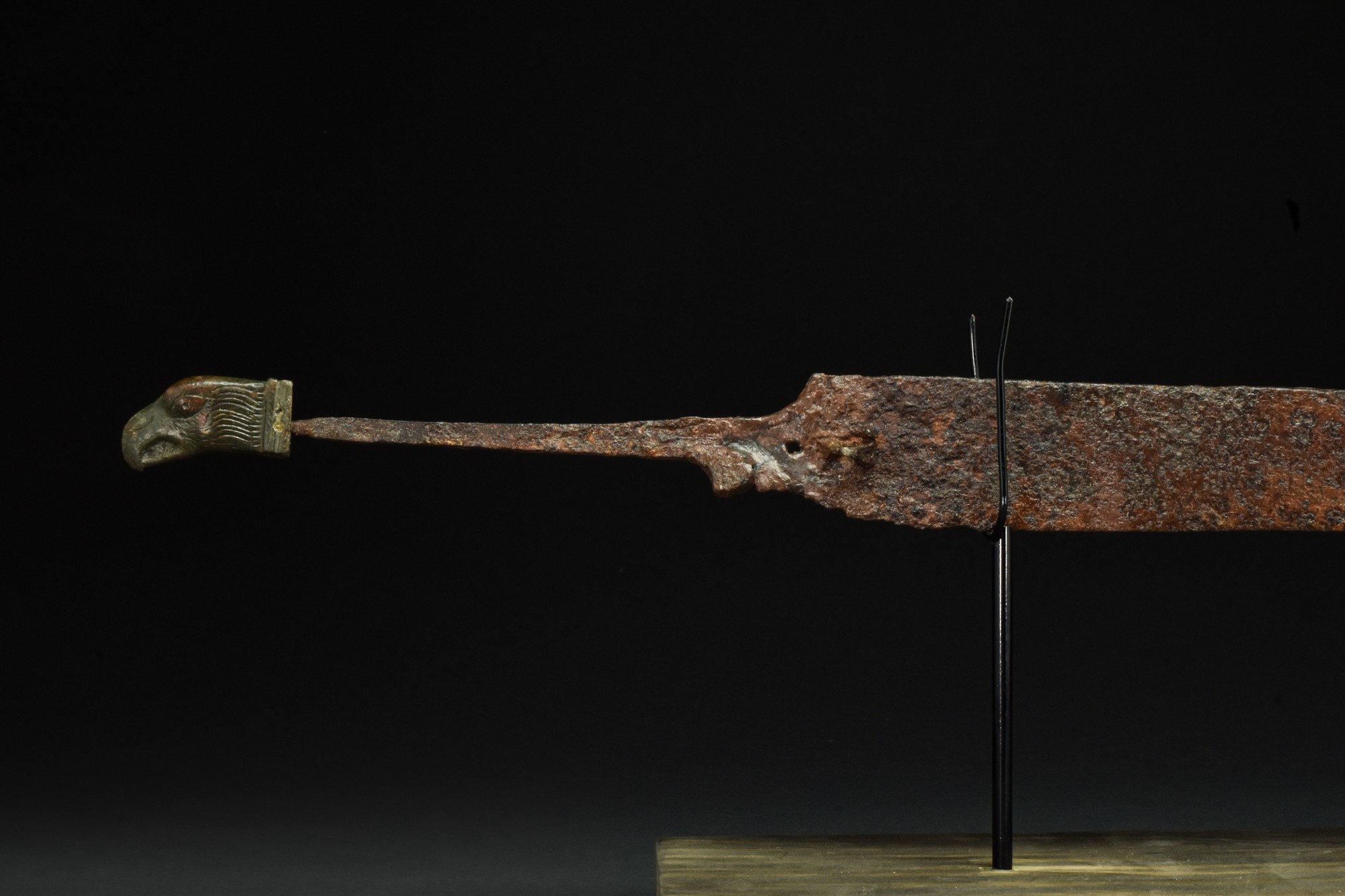 ROMAN IRON DAGGER WITH EAGLE HEAD POMMEL - Image 3 of 5