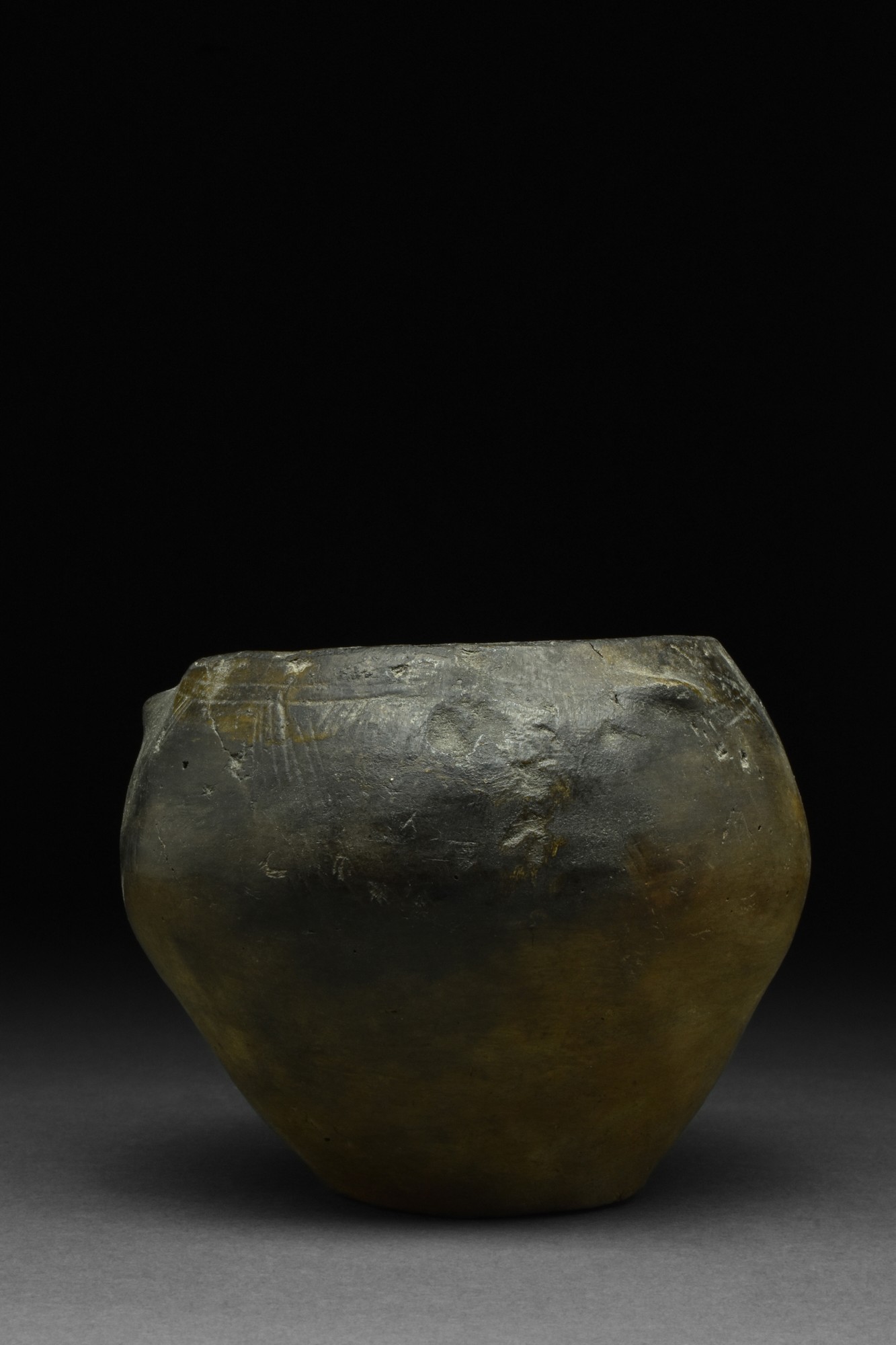 EUROPEAN NEOLITHIC POTTERY VESSEL