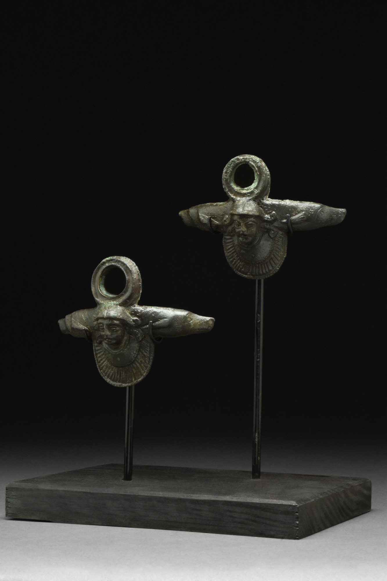 PAIR OF ROMAN BRONZE CHERUB HANDLES ON STAND - Bild 2 aus 5