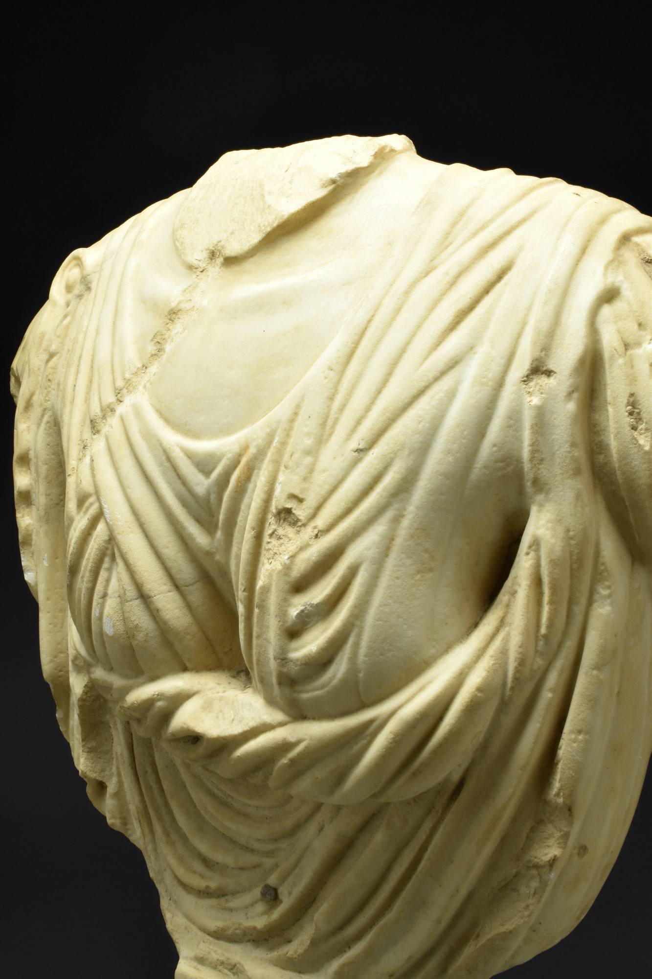 OVER LIFE SIZE ROMAN MARBLE FEMALE TORSO - Bild 4 aus 5