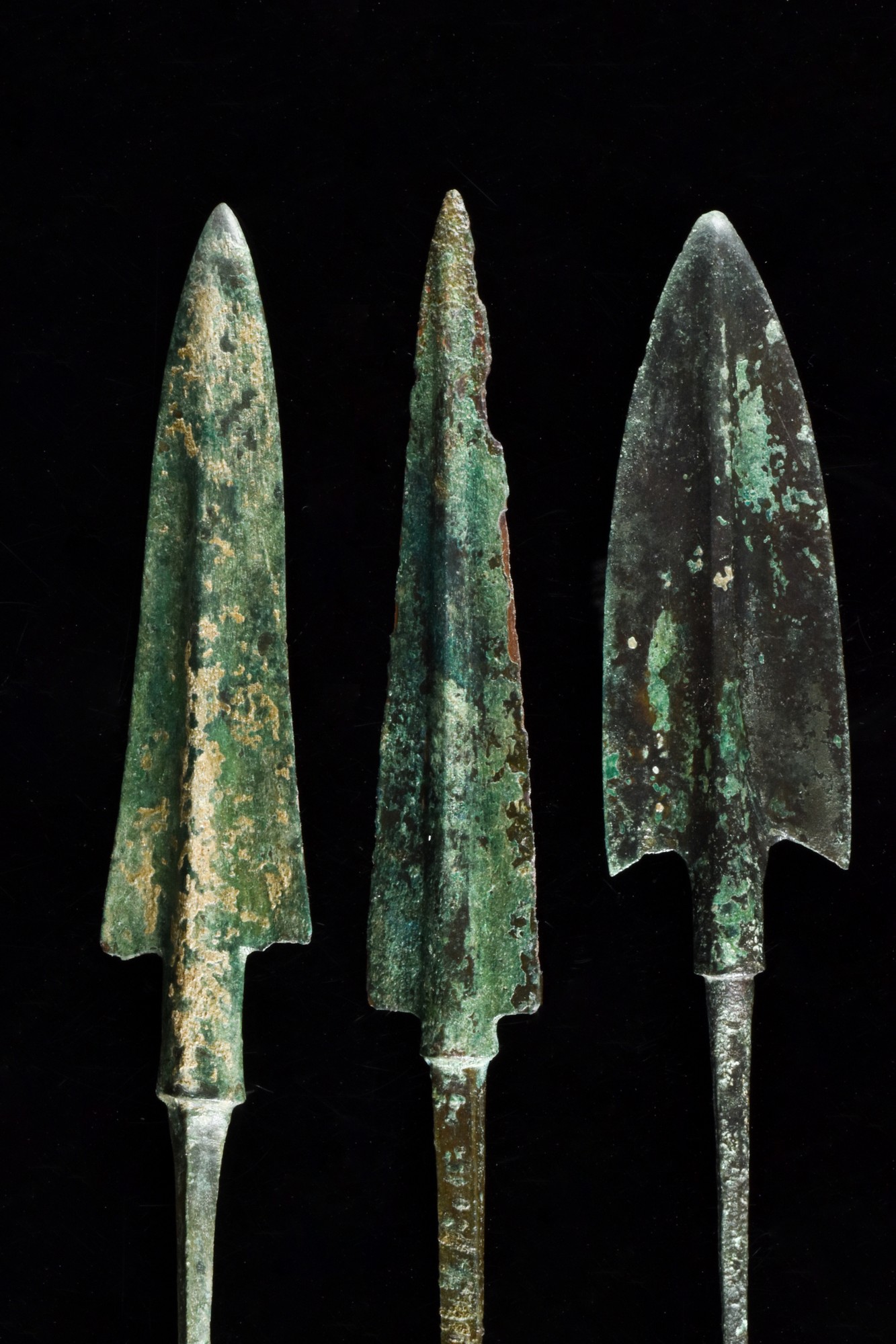 ANCIENT BRONZE SPEAR WITH STAND - Bild 3 aus 4