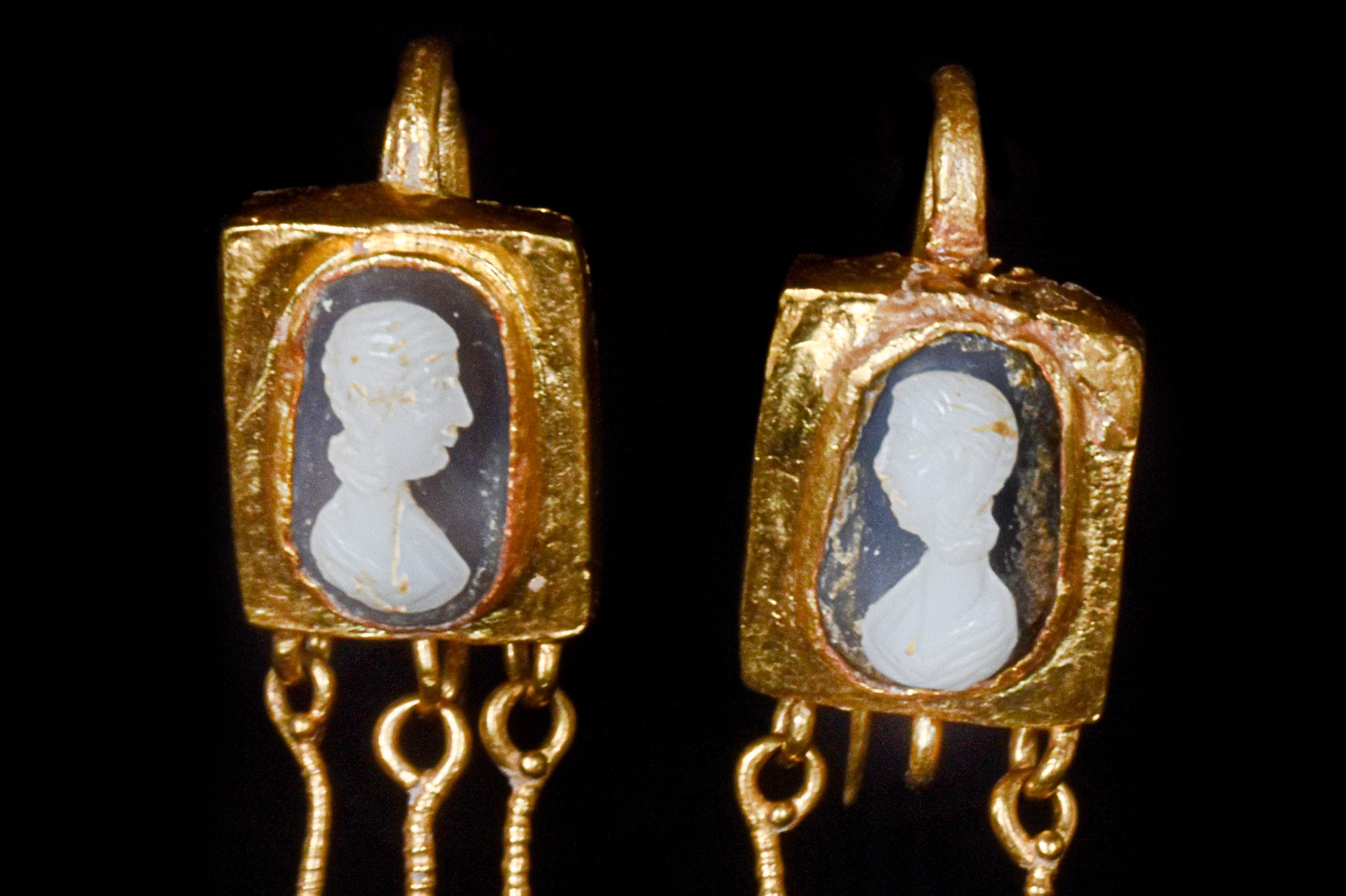 ROMAN GOLD EARRINGS WITH CAMEO PORTRAITS AND DANGLING BEADS - Bild 6 aus 6