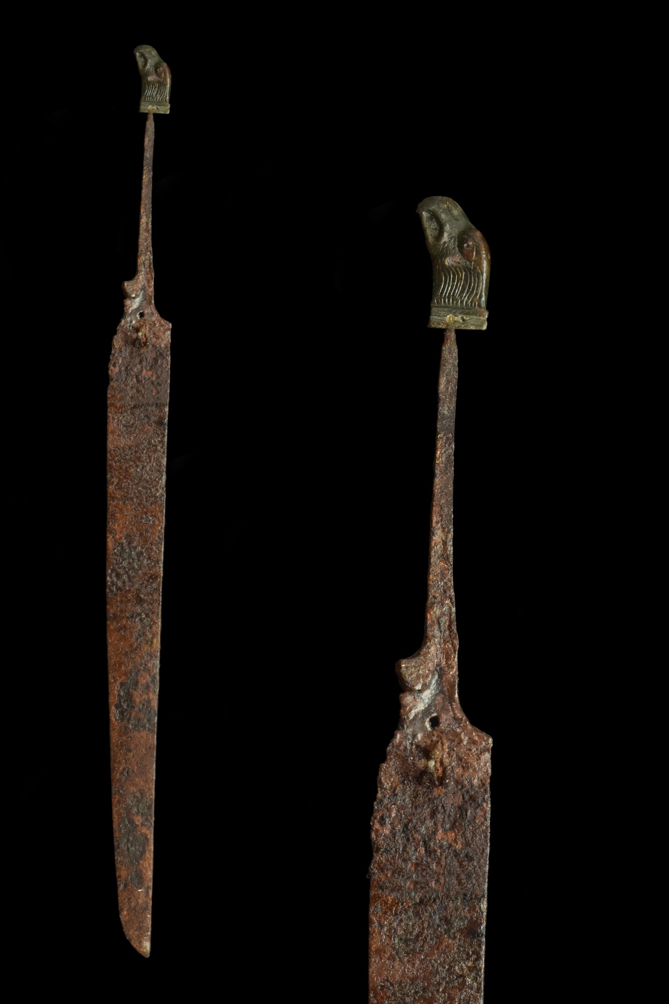 ROMAN IRON DAGGER WITH EAGLE HEAD POMMEL