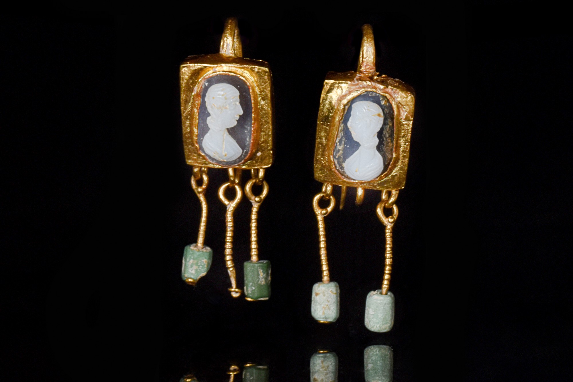 ROMAN GOLD EARRINGS WITH CAMEO PORTRAITS AND DANGLING BEADS - Bild 2 aus 6