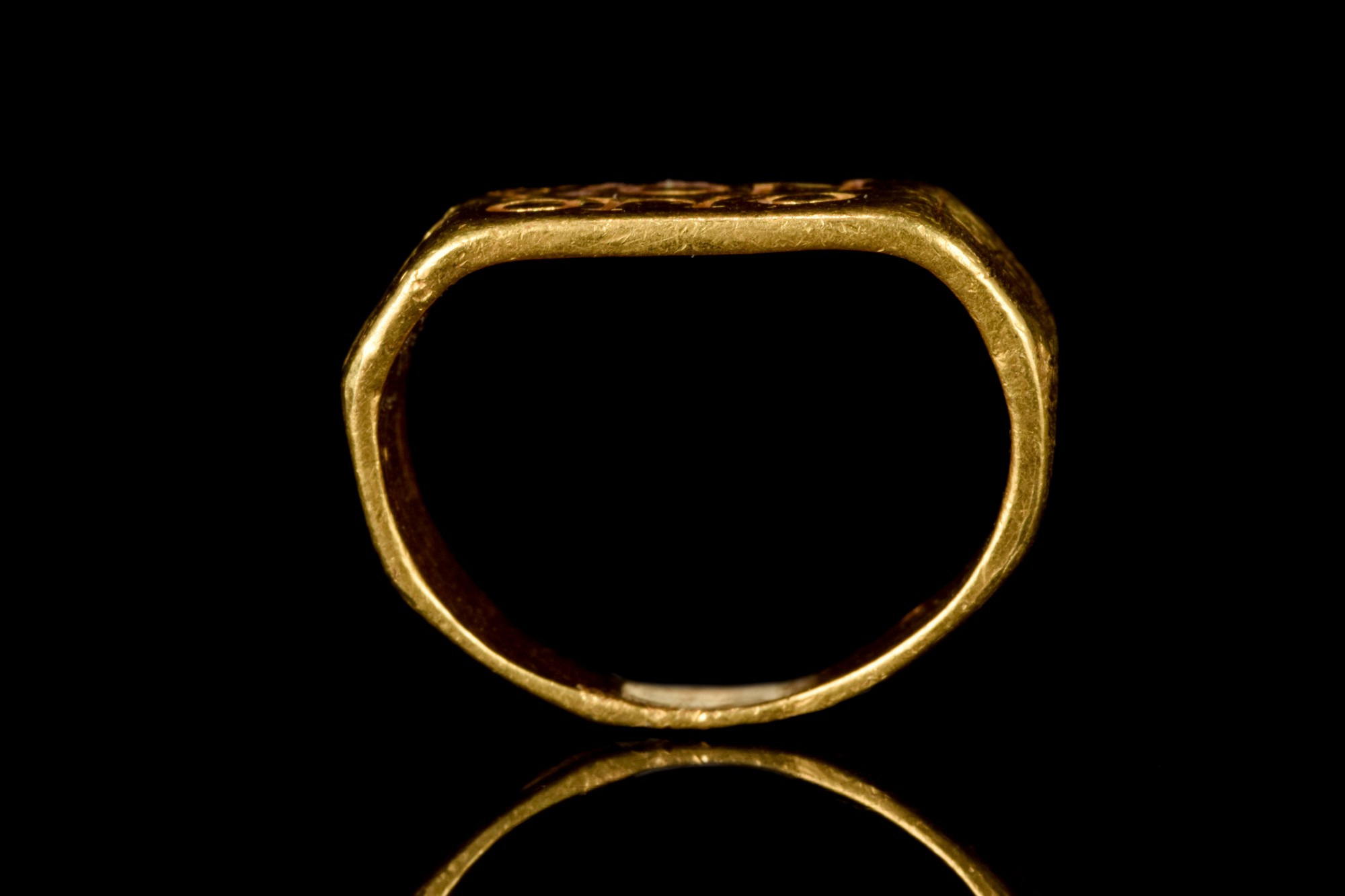 BYZANTINE GOLD MARRIAGE RING WITH OMONIA INSCRIPTION - Image 6 of 6