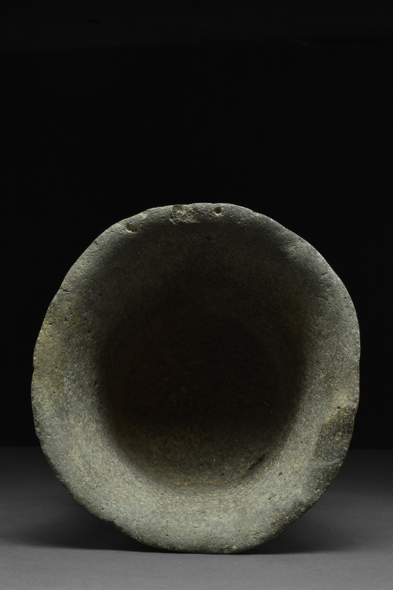 RARE EARLY BRONZE AGE TRANS-JORDAN BASALT VESSEL - Bild 3 aus 5