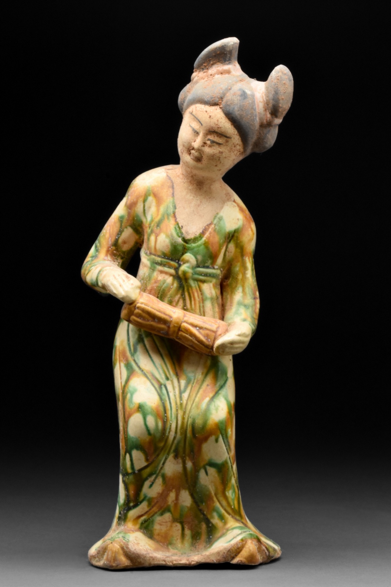 CHINESE TANG DYNASTY SANCAI GLAZED TERRACOTTA FEMALE MUSICIAN - Bild 2 aus 6