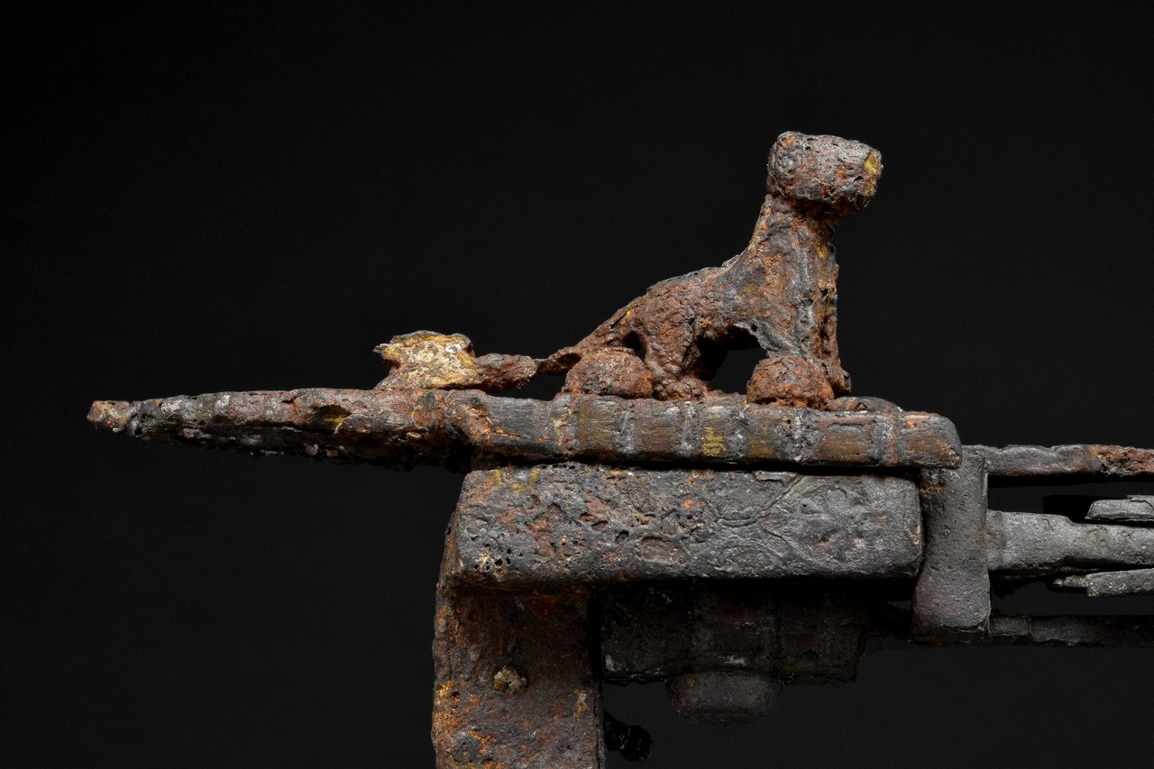 VIKING IRON PADLOCK WITH LIONS - Image 5 of 6