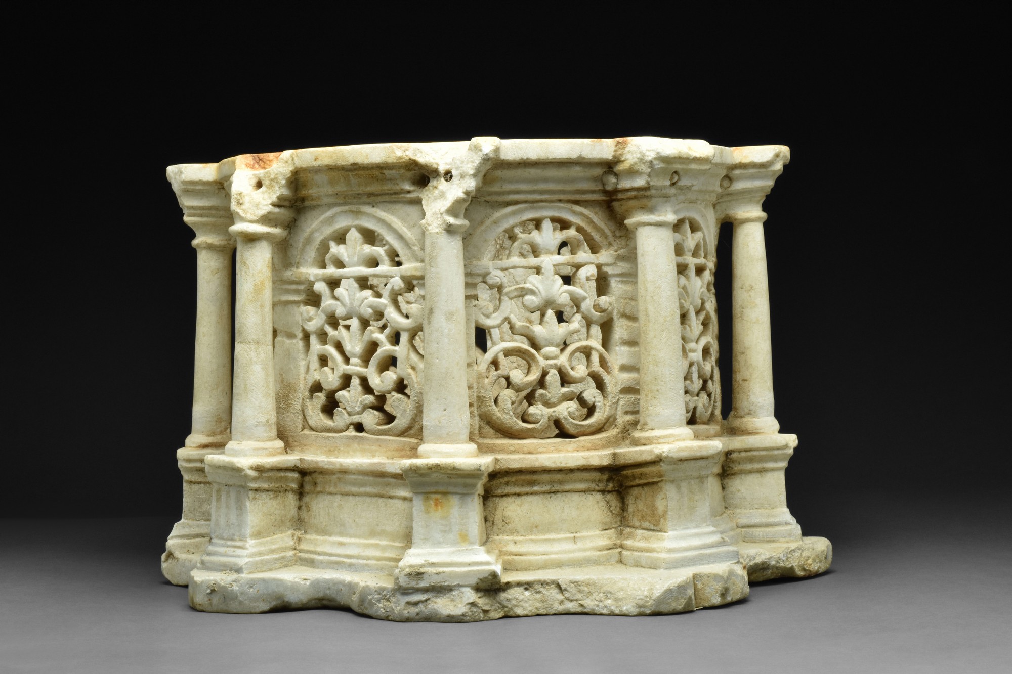 BYZANTINE MARBLE RELIQUARY WITH PILLARS - Bild 2 aus 4