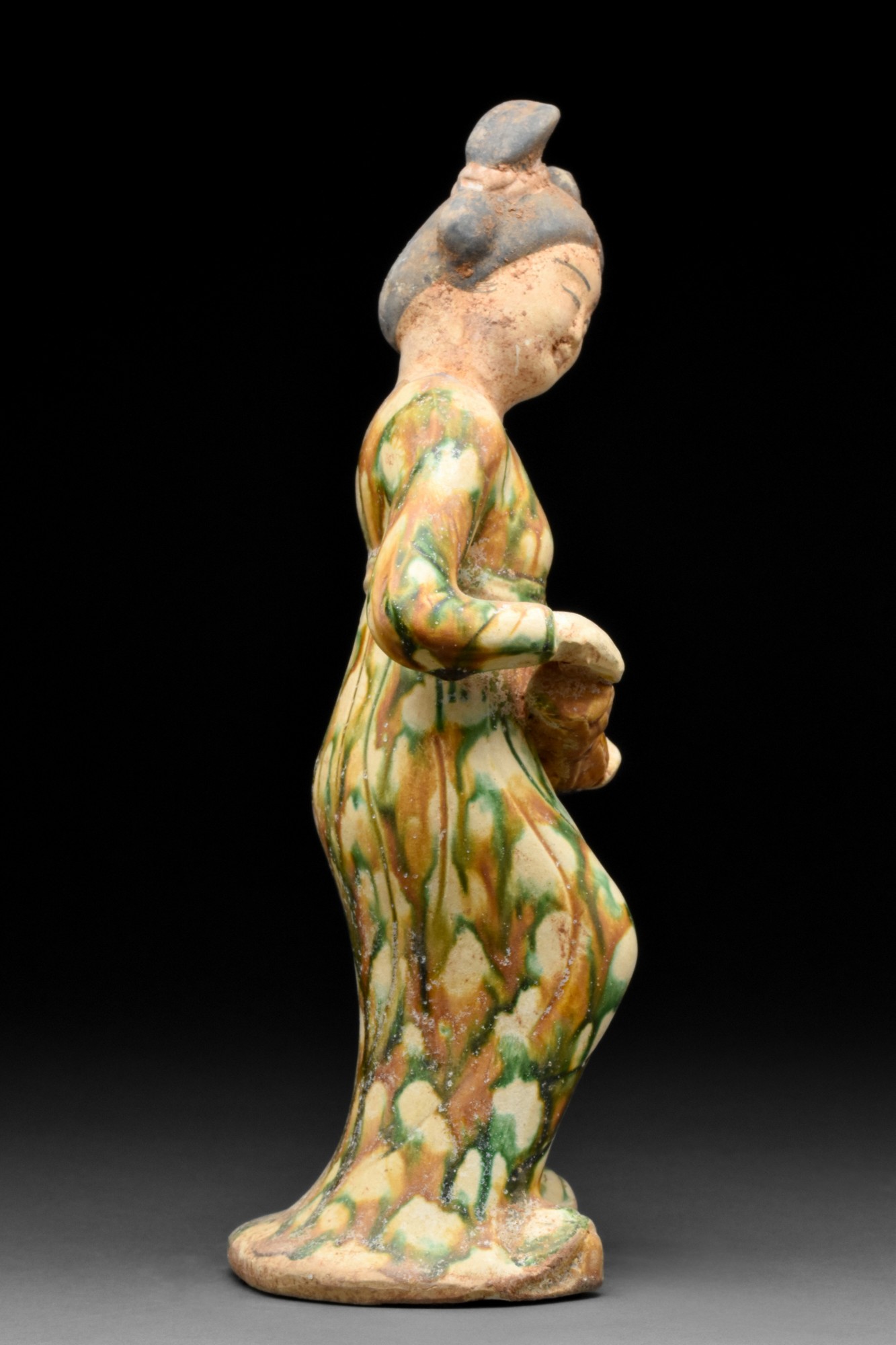 CHINESE TANG DYNASTY SANCAI GLAZED TERRACOTTA FEMALE MUSICIAN - Bild 3 aus 6