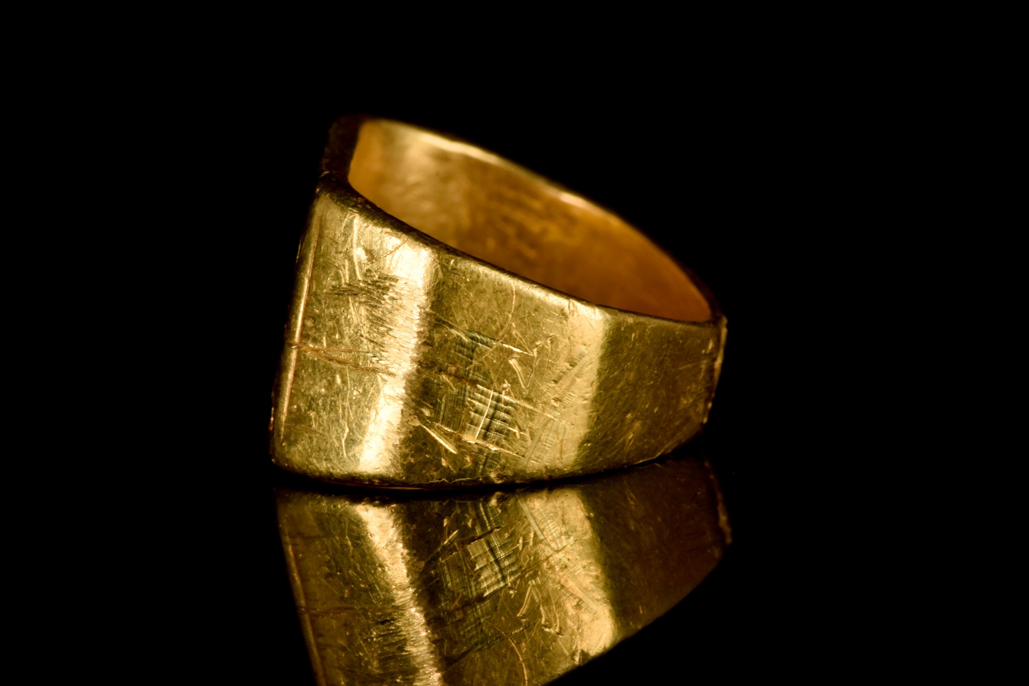 BYZANTINE GOLD MARRIAGE RING WITH OMONIA INSCRIPTION - Image 4 of 6