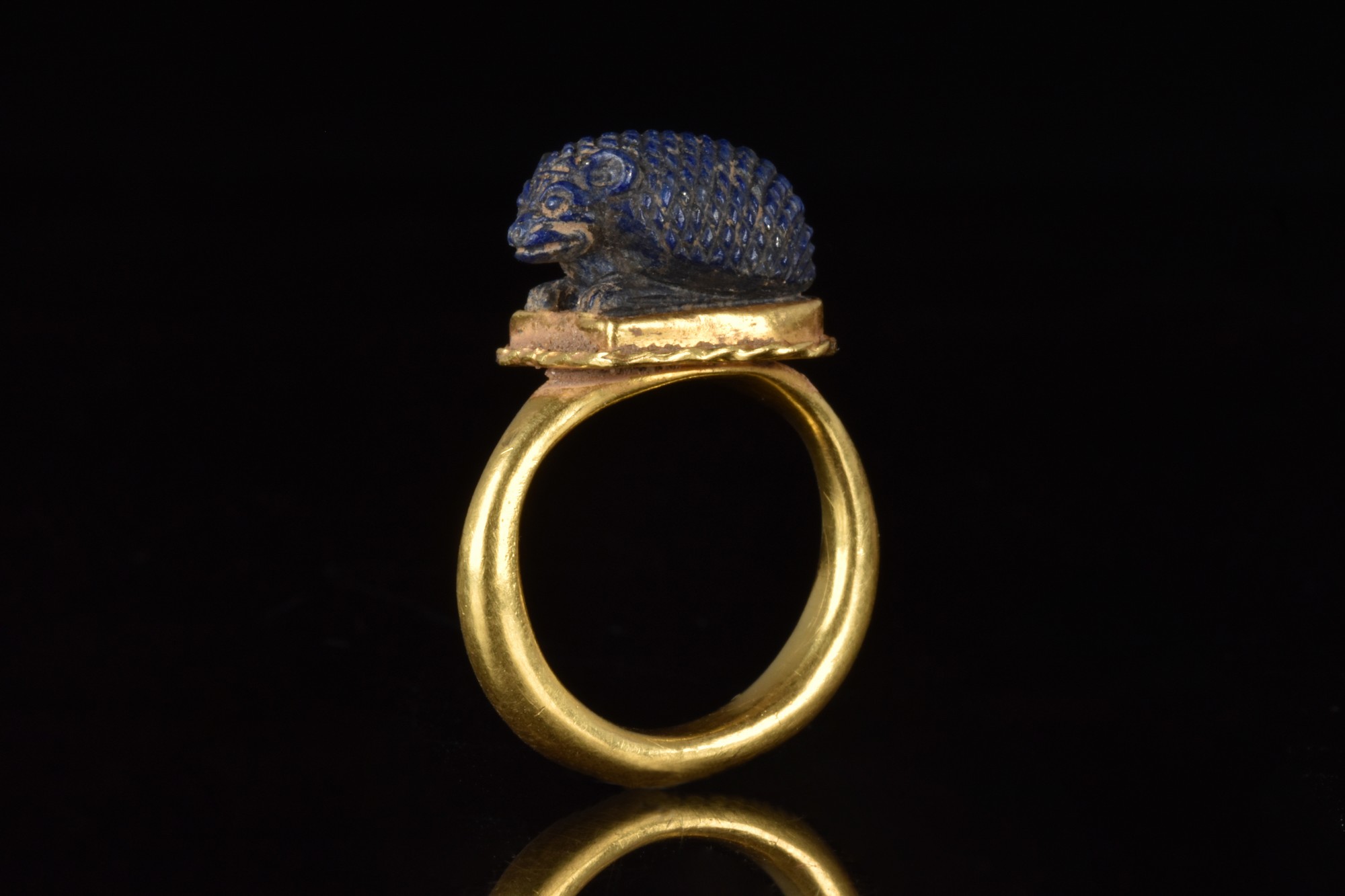 EGYPTIAN OR EASTERN LAPIS HEDGEHOG GOLD RING - Image 2 of 7