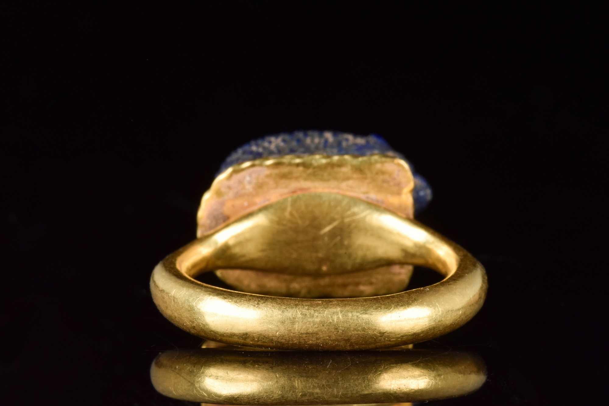 EGYPTIAN OR EASTERN LAPIS HEDGEHOG GOLD RING - Image 6 of 7