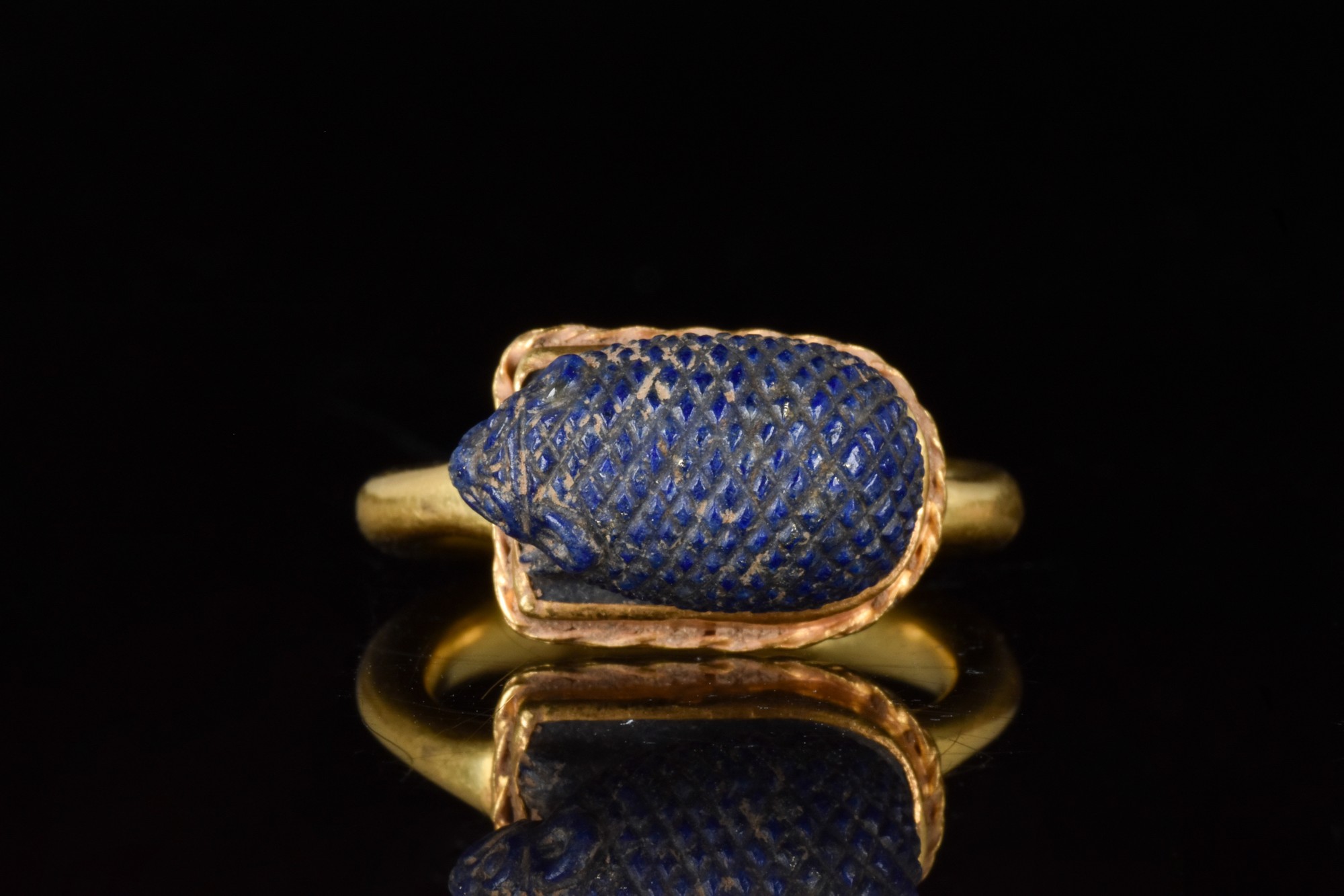 EGYPTIAN OR EASTERN LAPIS HEDGEHOG GOLD RING - Image 5 of 7