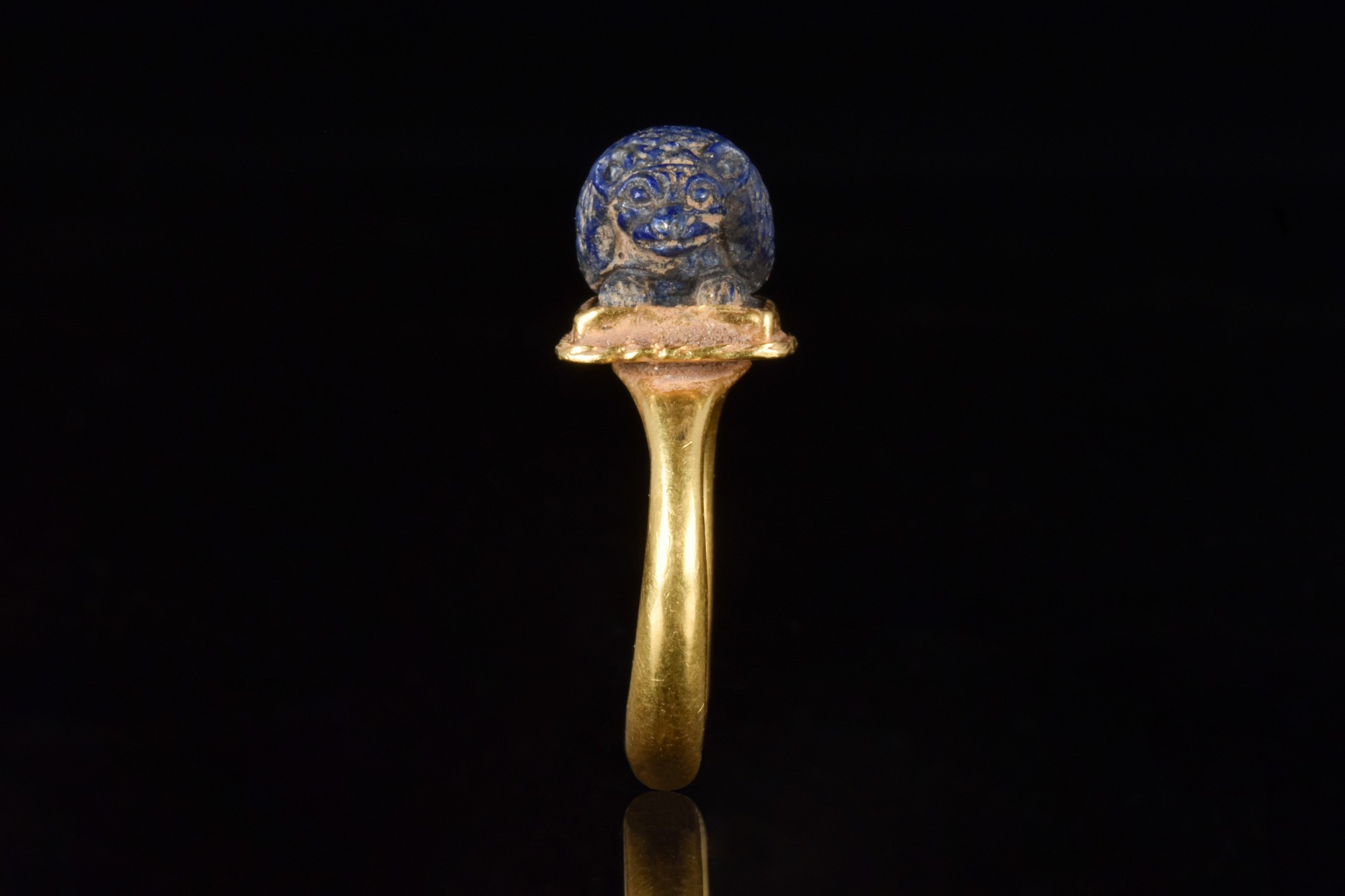 EGYPTIAN OR EASTERN LAPIS HEDGEHOG GOLD RING - Image 3 of 7