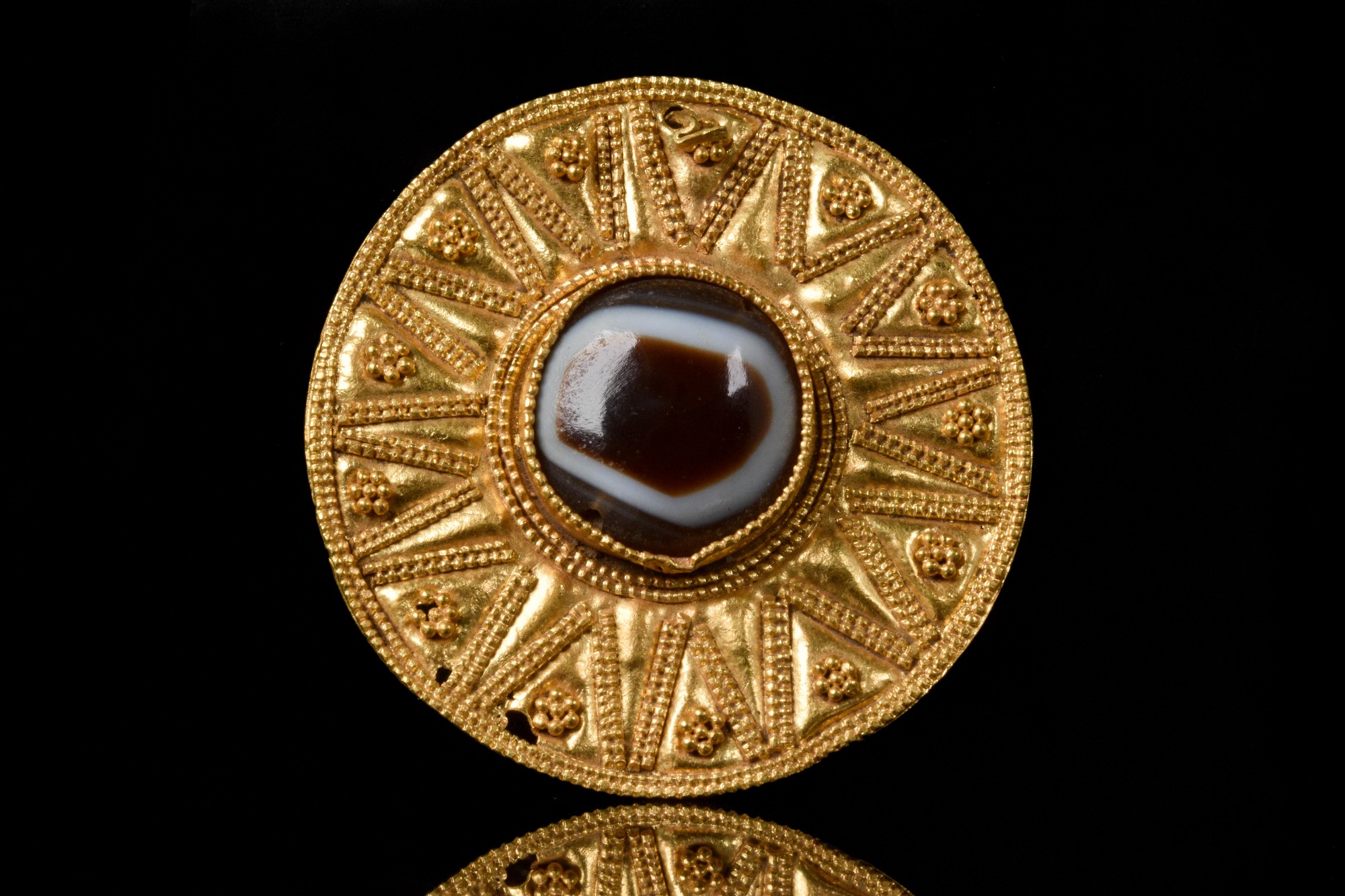 HELLENISTIC GOLD BROOCH WITH AGATE EYE