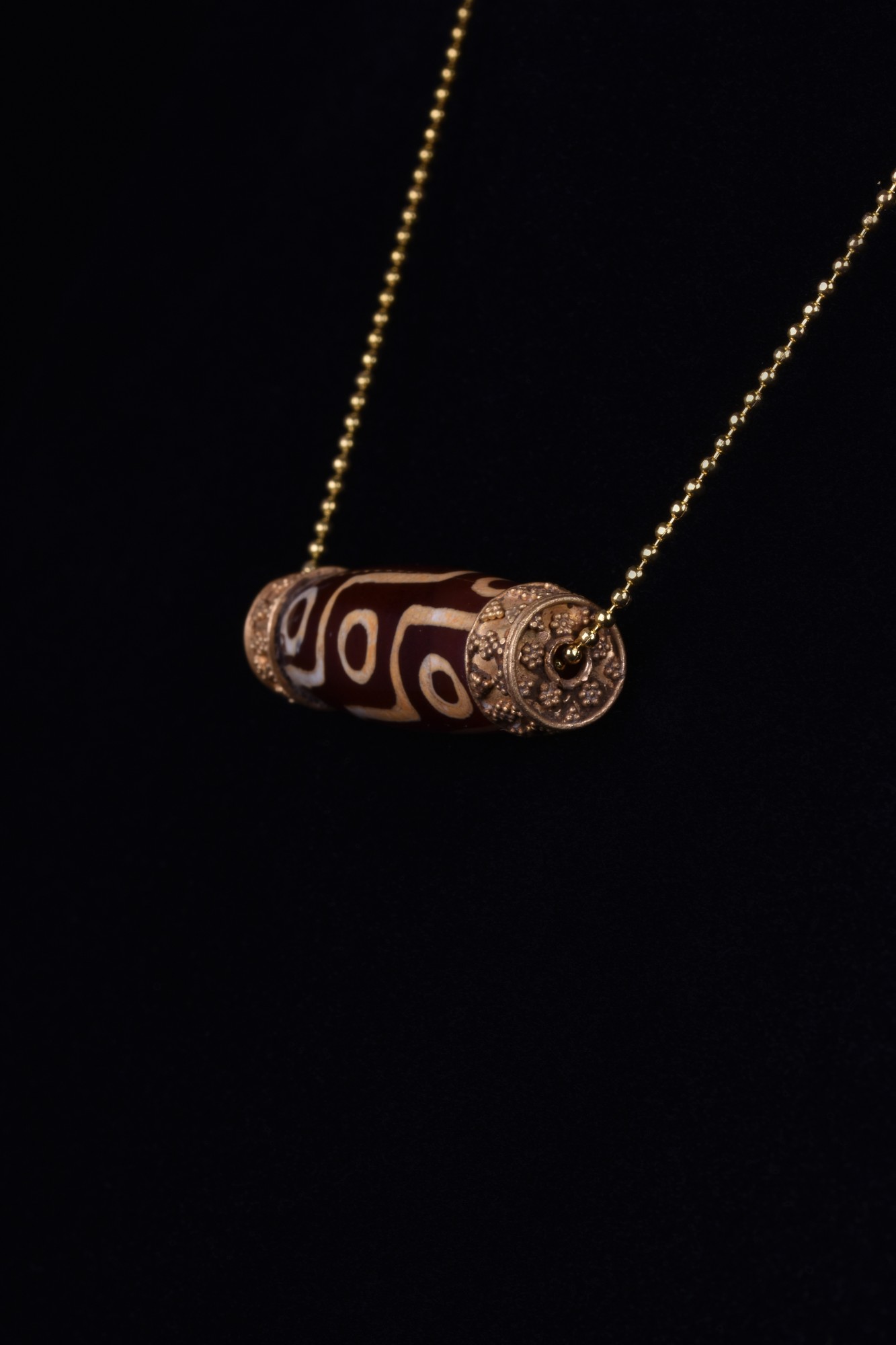 TIBETAN DZI BEAD IN GOLD FRAME - Image 2 of 4