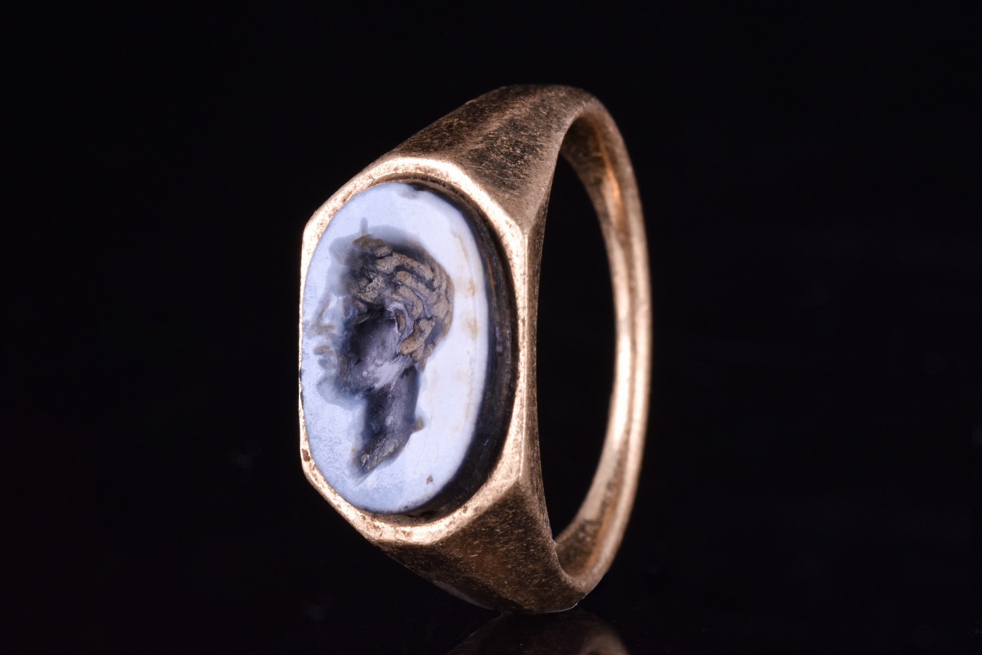 ROMAN GOLD INTAGLIO RING WITH NICOLO DEPICTING AUGUSTUS - Image 2 of 6