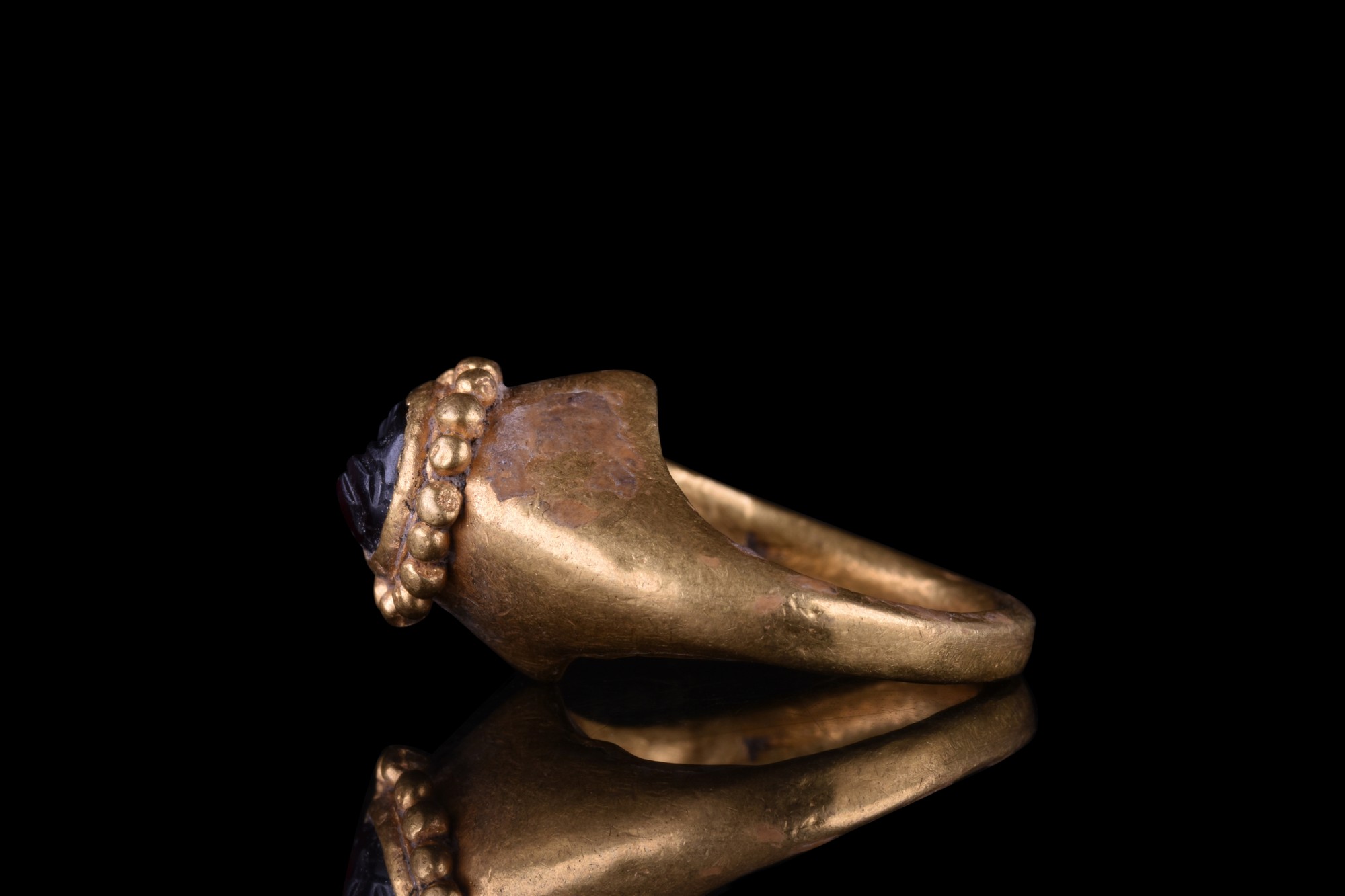 BYZANTINE GOLD RING WITH GARNET INTAGLIO - Image 4 of 6