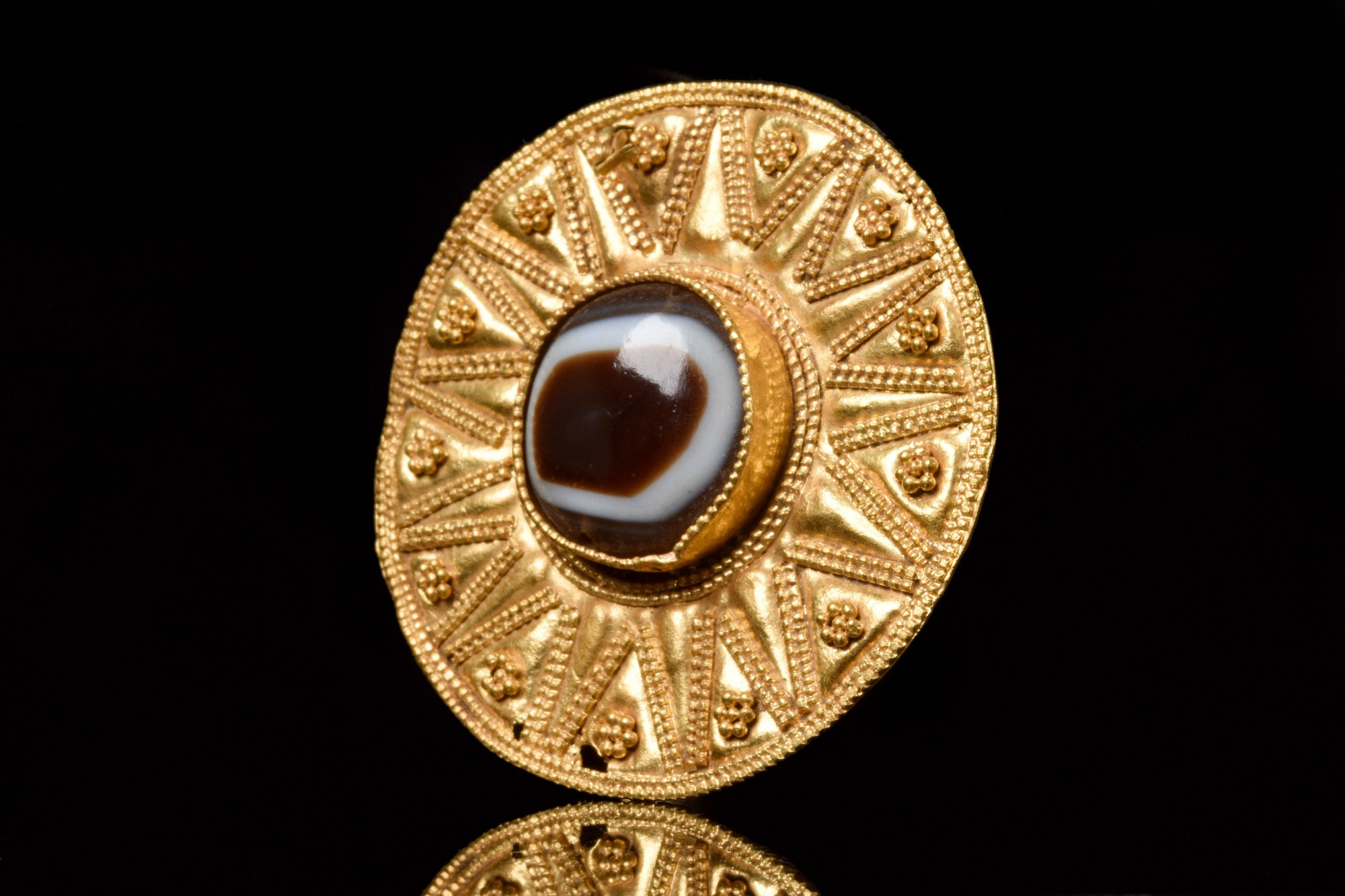 HELLENISTIC GOLD BROOCH WITH AGATE EYE - Bild 2 aus 5