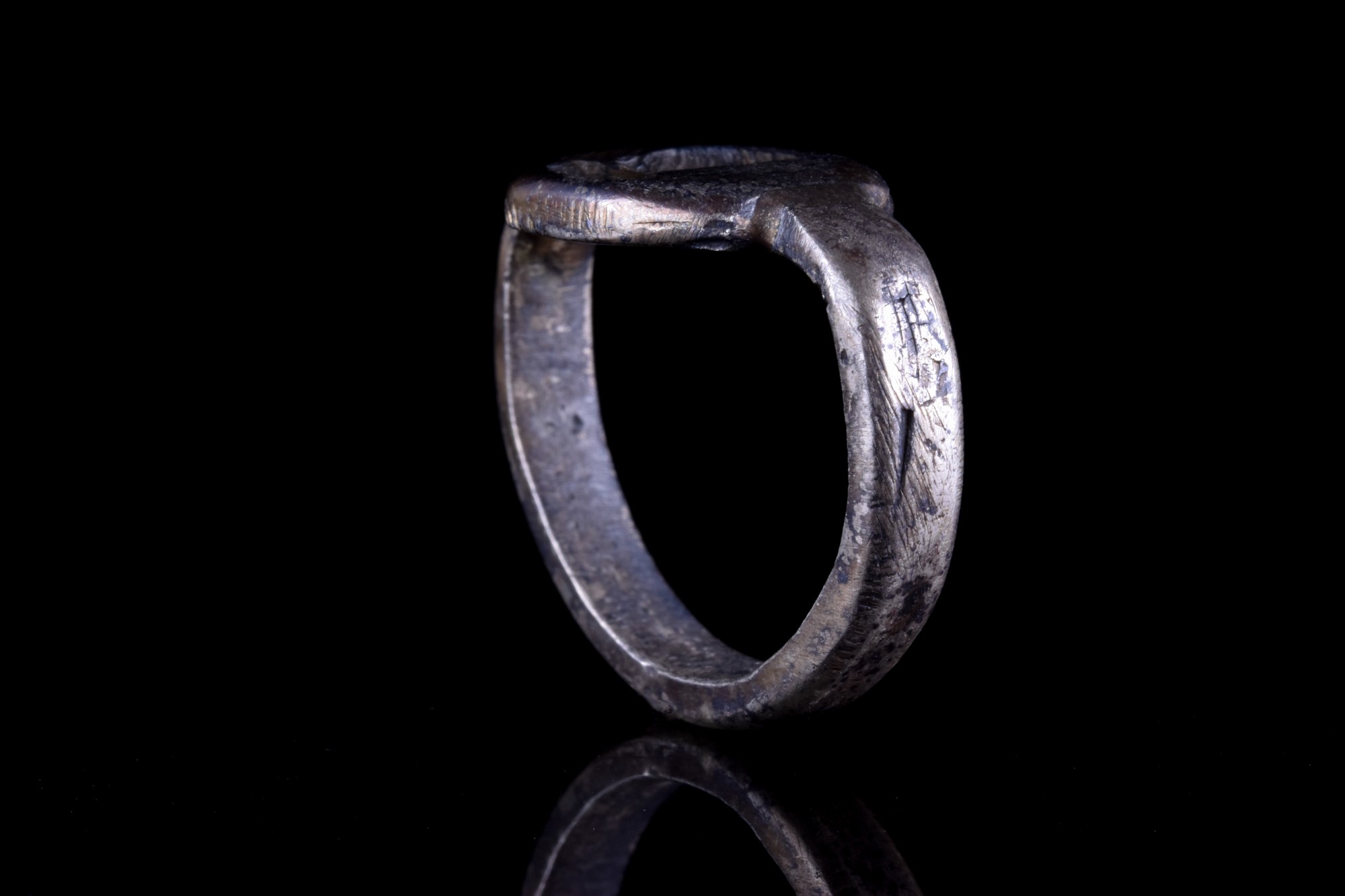 LATE ROMAN SILVER RING WITH EMPEROR PORTRAIT - Image 5 of 5