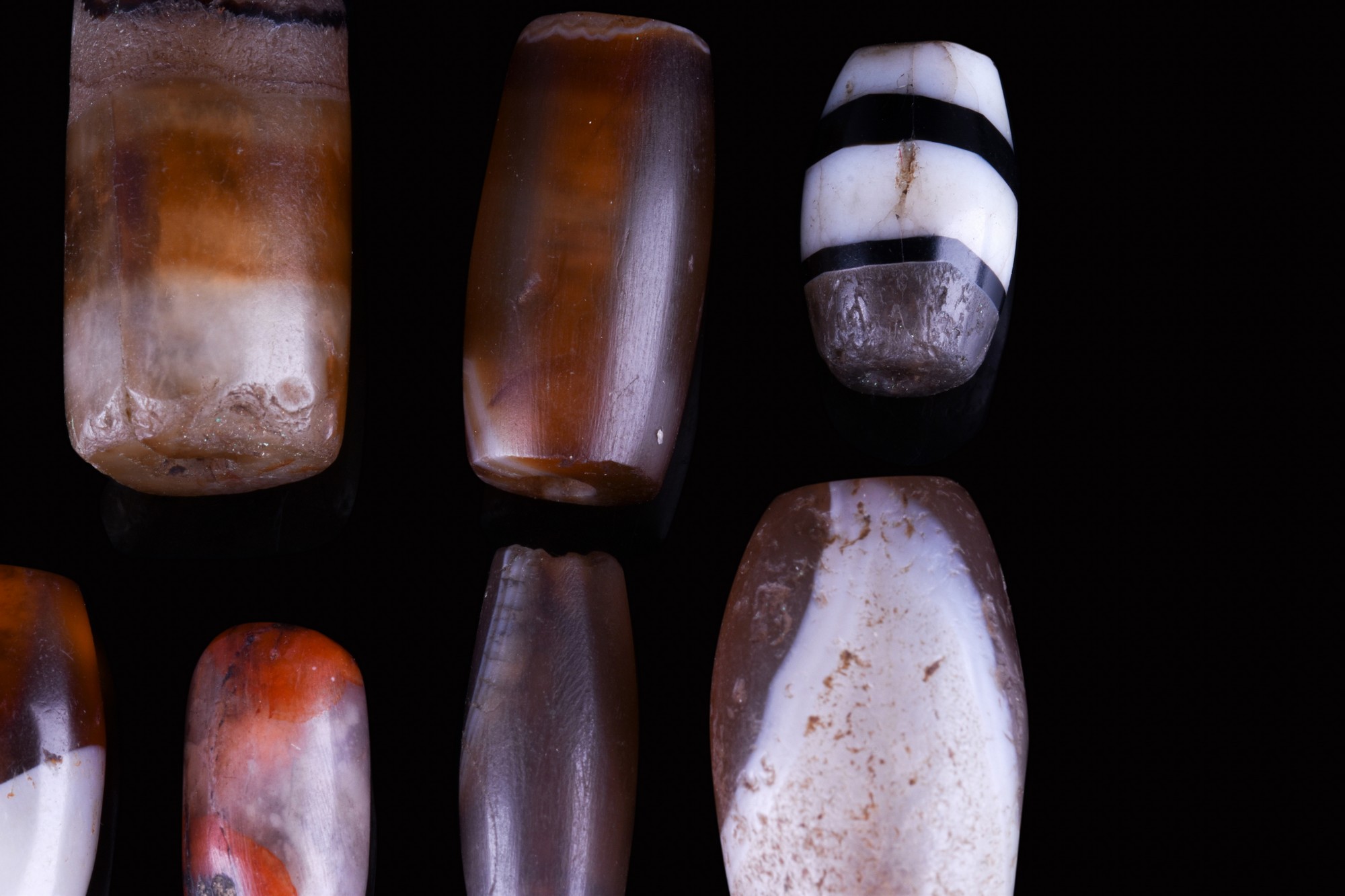 COLLECTION OF BACTRIAN AGATE STONE BEADS - Image 3 of 4