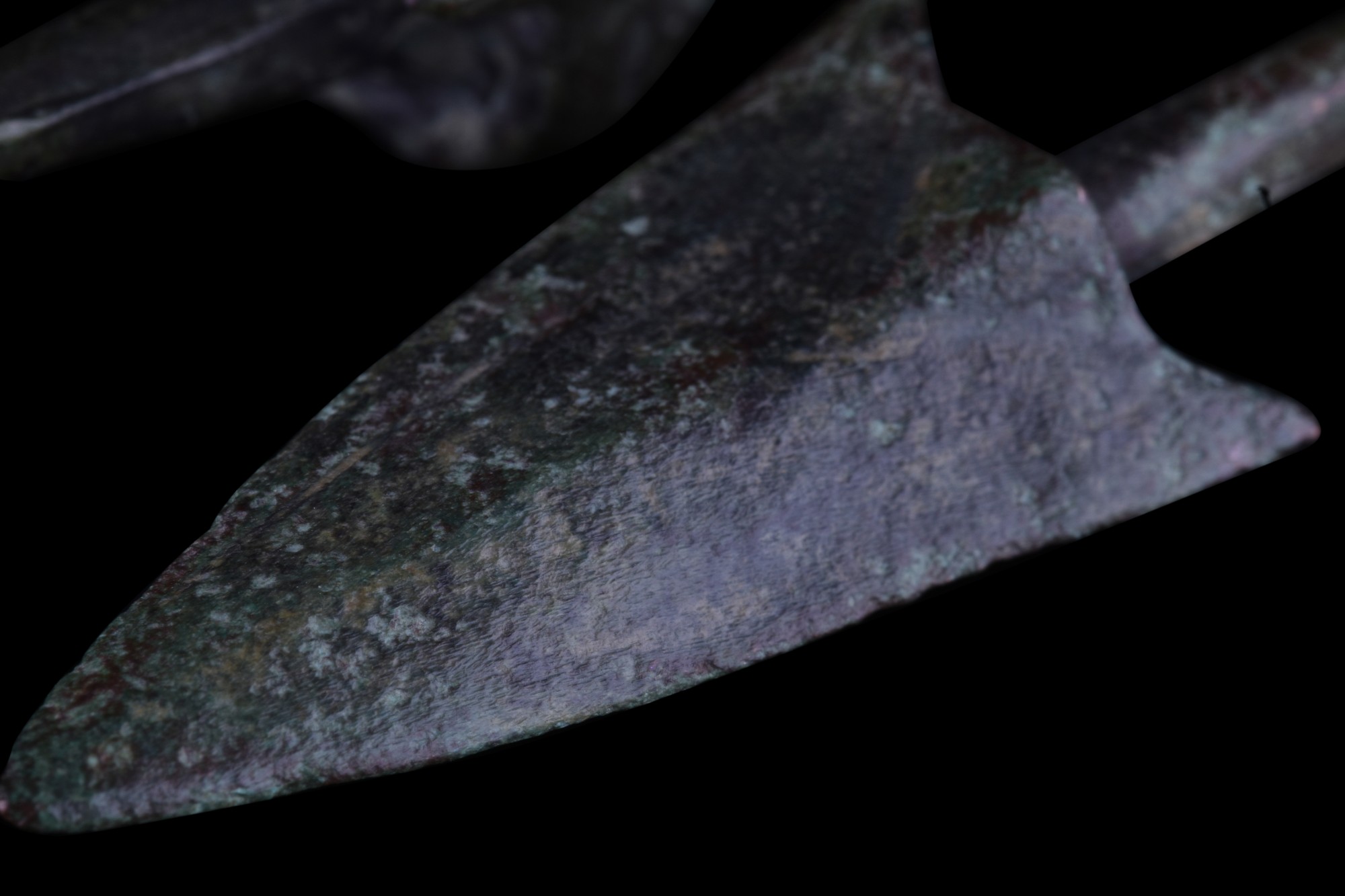 PAIR OF GREEK ARCHAIC BRONZE ARROWS - Image 3 of 4