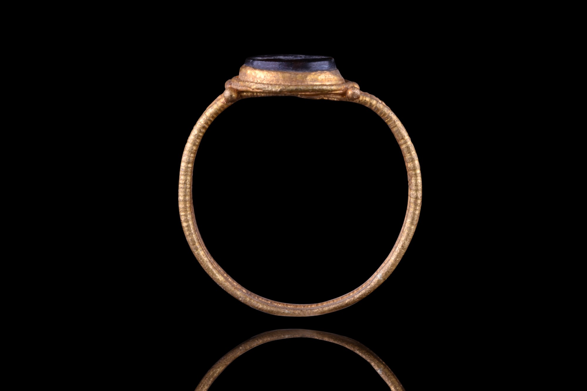 ROMAN GOLD RING WITH FISH INTAGLIO - Image 6 of 7